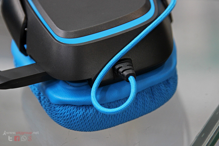 สายของ Logitech G430 เป็นสายแบบถักสีฟ้า สวยนะครับ ส่วนตัวไม่ค่อยได้เจออุปกรณ์เล่นเกมส์ที่ใช้สายถักแบบที่มีสีสันมากนัก ส่วนมากจะเป็นสีดำ แต่อันนี้เป็นสีฟ้าทำให้ดูแปลกตาพอสมควรเลยนะครับแบบนี้