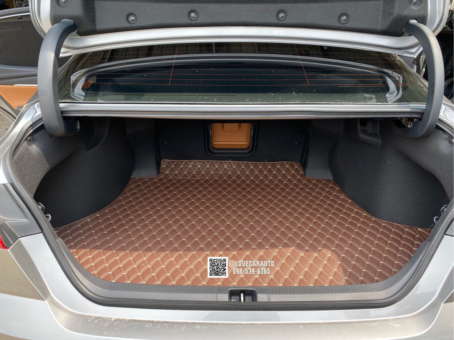 พรมปูพื้นรถยนต์ 7D Toyota Camry 2025 สีกาแฟ + ไวนิลสีครีม