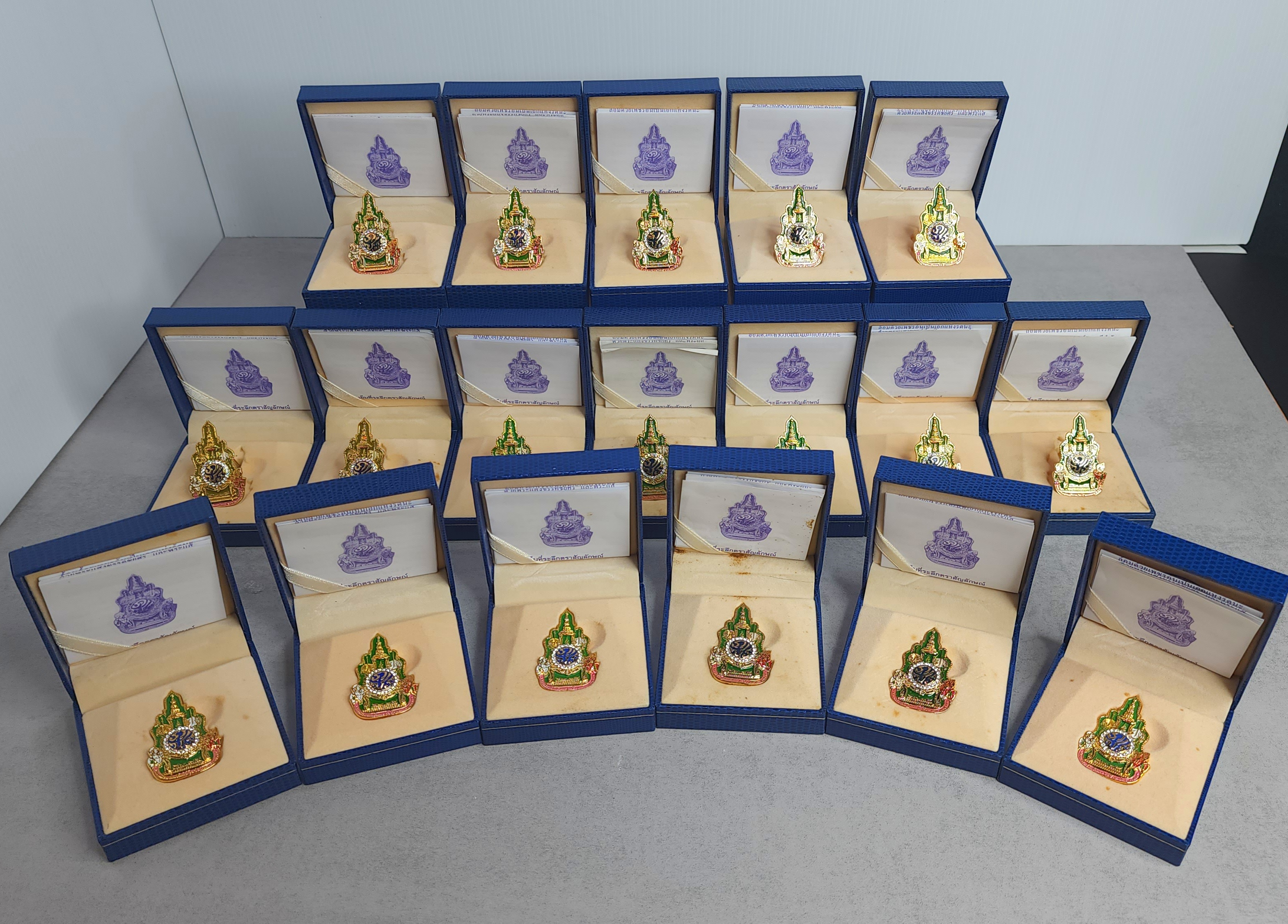 เข็มกลัด เข็มที่ระลึก ฉลองสิริราชสมบัติครบ 60ปี 2549 จัดทำโดยสำนักงานปลัดสำนักนายกรัฐมนตรี (สปน.) พร้อมกล่องและใบเซอร์