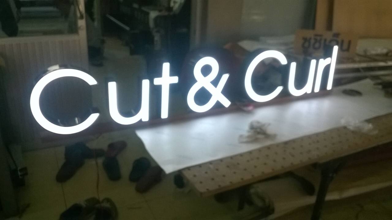 ป้ายตัวหนังสือไฟออกหน้าขอบอลูมิเนียม งานCUT&CURL