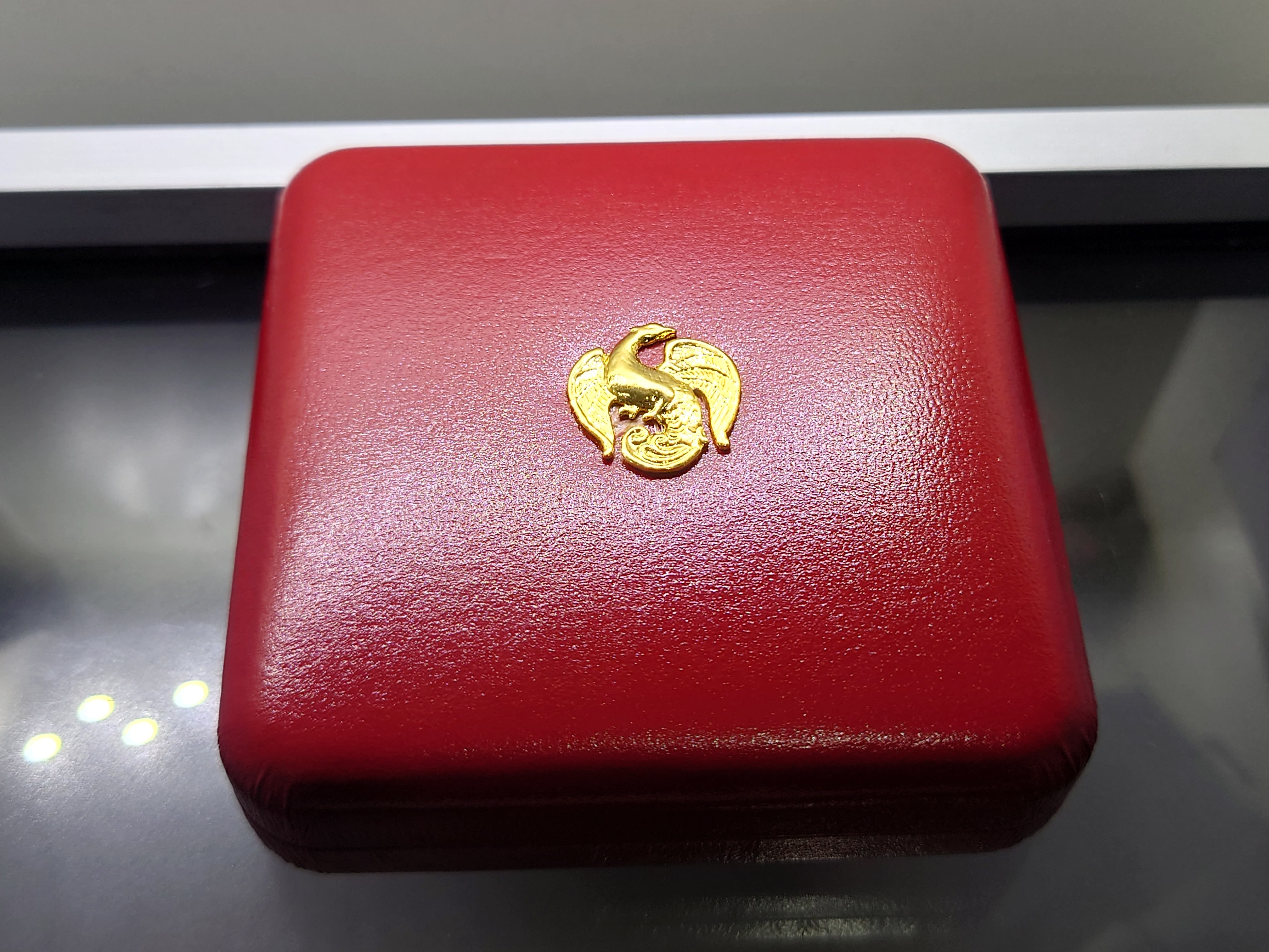 เหรียญที่ระลึก 50 ปี ธนาคารแห่งประเทศไทย เนื้อทองคำ ชนิดขัดเงา (หนัก 2 สลึง) ปี2535 พร้อมกล่องหนัง