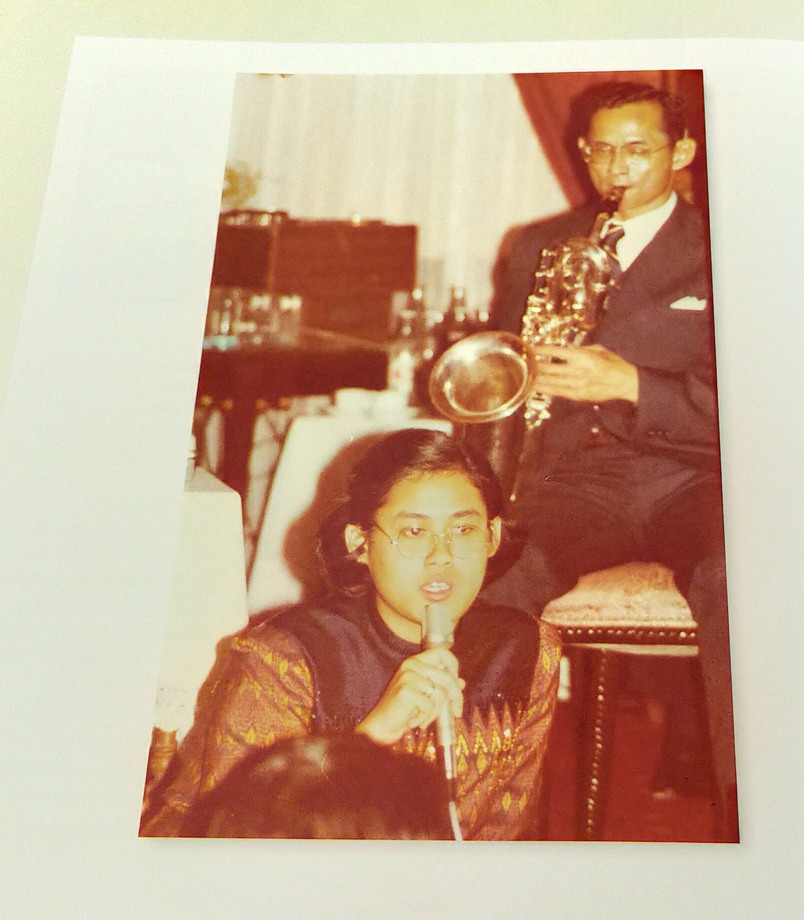 ธ สถิตในดวงใจนิรันดร์ (หนังสือประมวลบทเพลงพระราชนิพนธ์) The Musical Compositions of His Majesty King Bhumibol Adulyadej of Thailand