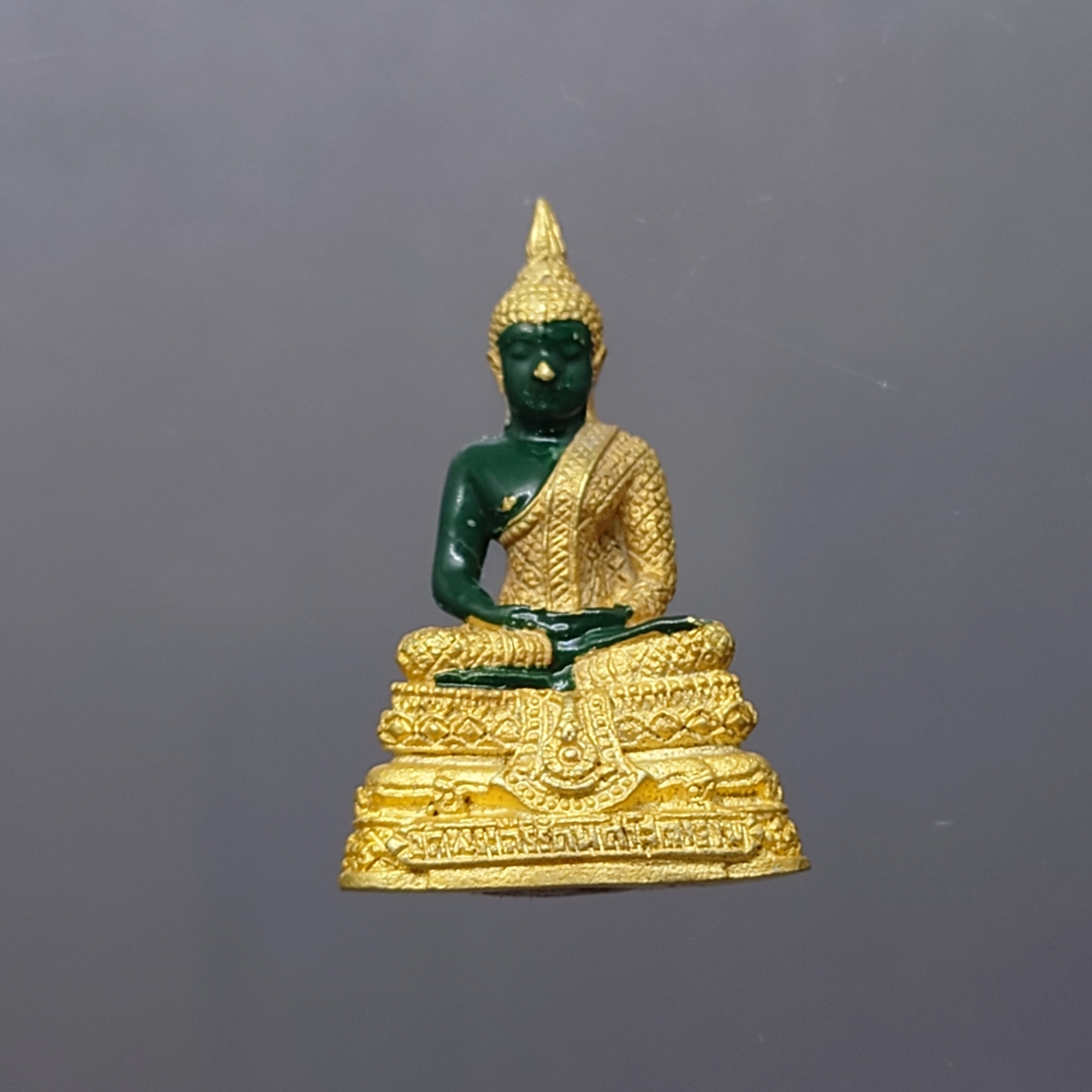 พระแก้วมรกตทรงเครื่องฤดูฝน เนื้อโลหะเคลือบสีเขียว เครื่องทรงชุบทอง ขนาดสูง 3 เซน สำนักพระราชวัง สร้าง พุทธาภิเษก ณ วัดพระศรีรัตนศาสดาราม พ.ศ.2547