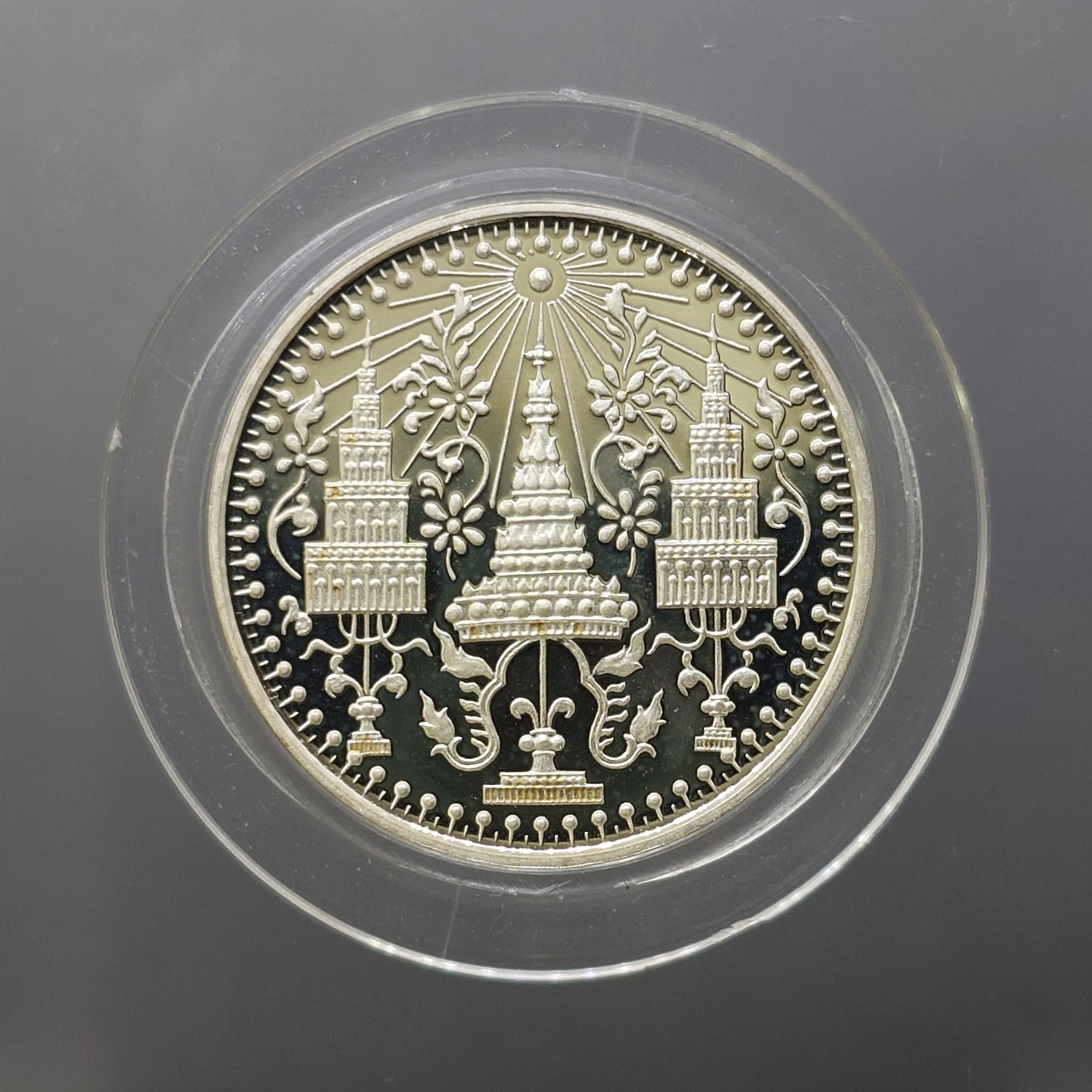 เหรียญพระแก้วมรกต ทรงเครื่อง 3 ฤดู พระจอมเกล้าพระนครเหนือ ปี 2538 เนื้อเงินขัดเงา ขนาด 2.5 ซ.ม. พร้อมกล่องเดิม