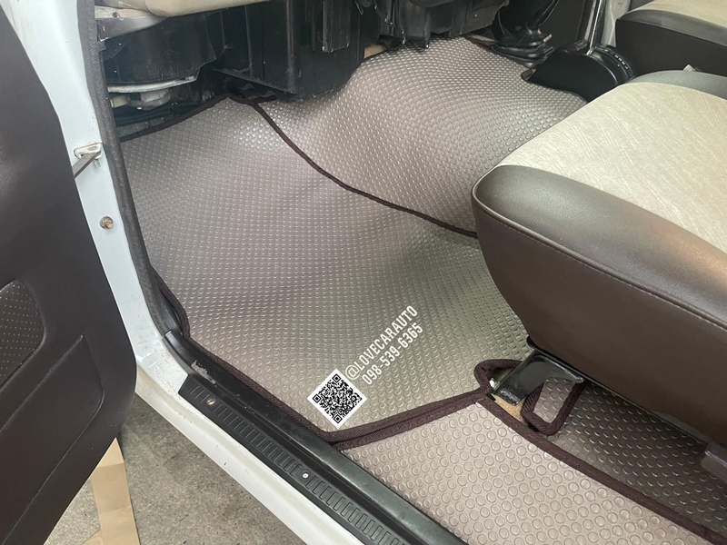 พรมปูพื้นรถยนต์ Toyota Land Cruiser FJ60 1983 กระดุมเล็กสีน้ำตาล