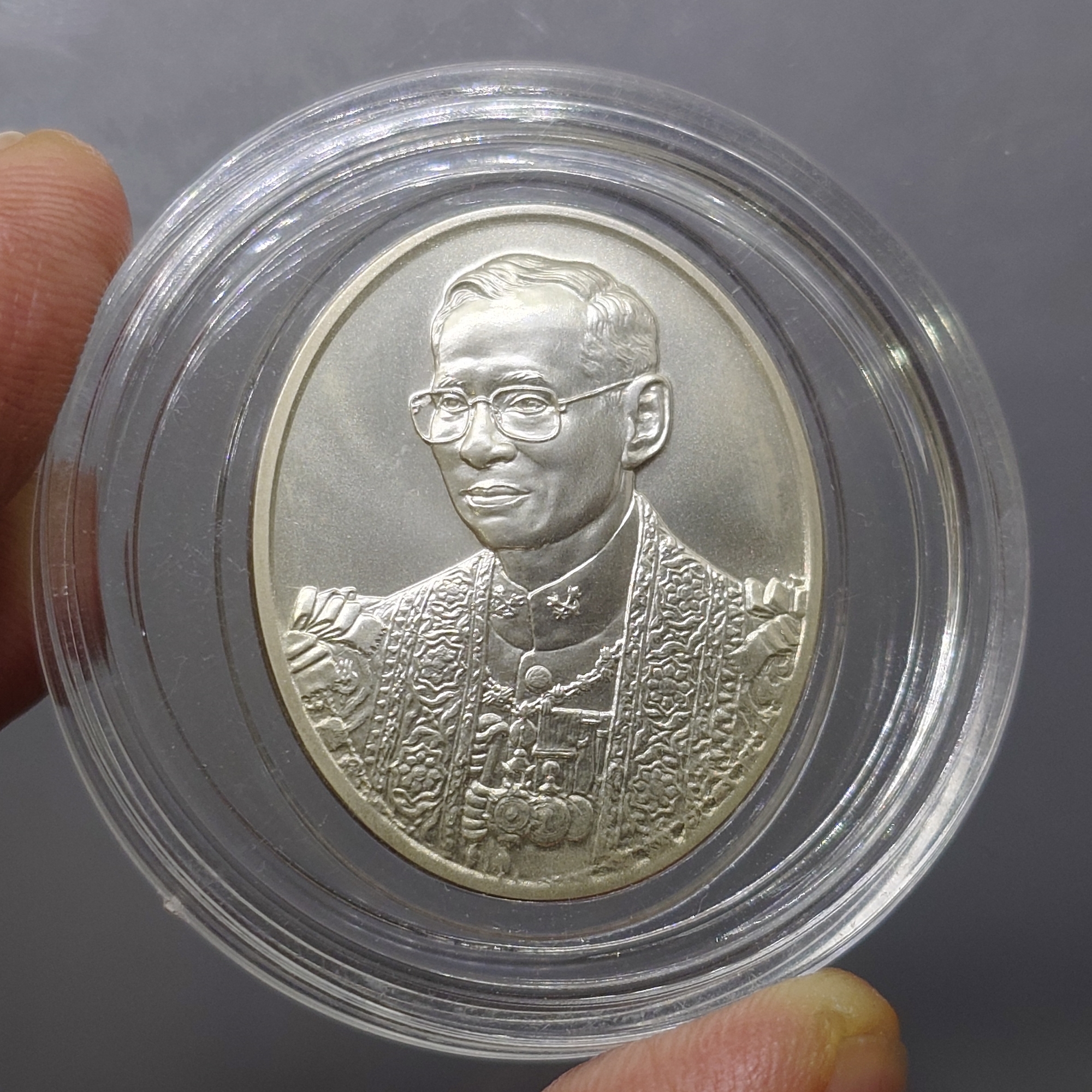 เหรียญพระบรมรูปพระบาทสมเด็จพระเจ้าอยู่หัว ที่ระลึก 100 ปี โรงพยาบาลจุฬาลงกรณ์ สภากาชาดไทย พ.ศ.2557