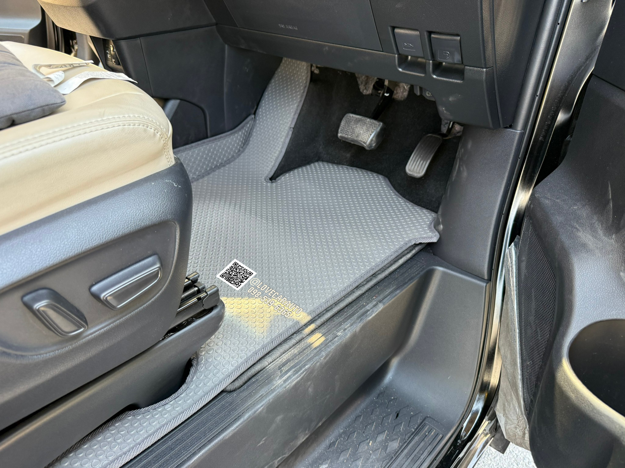 พรมปูพื้นรถตู้ toyota majesty กระดุมเล็กสีเทา