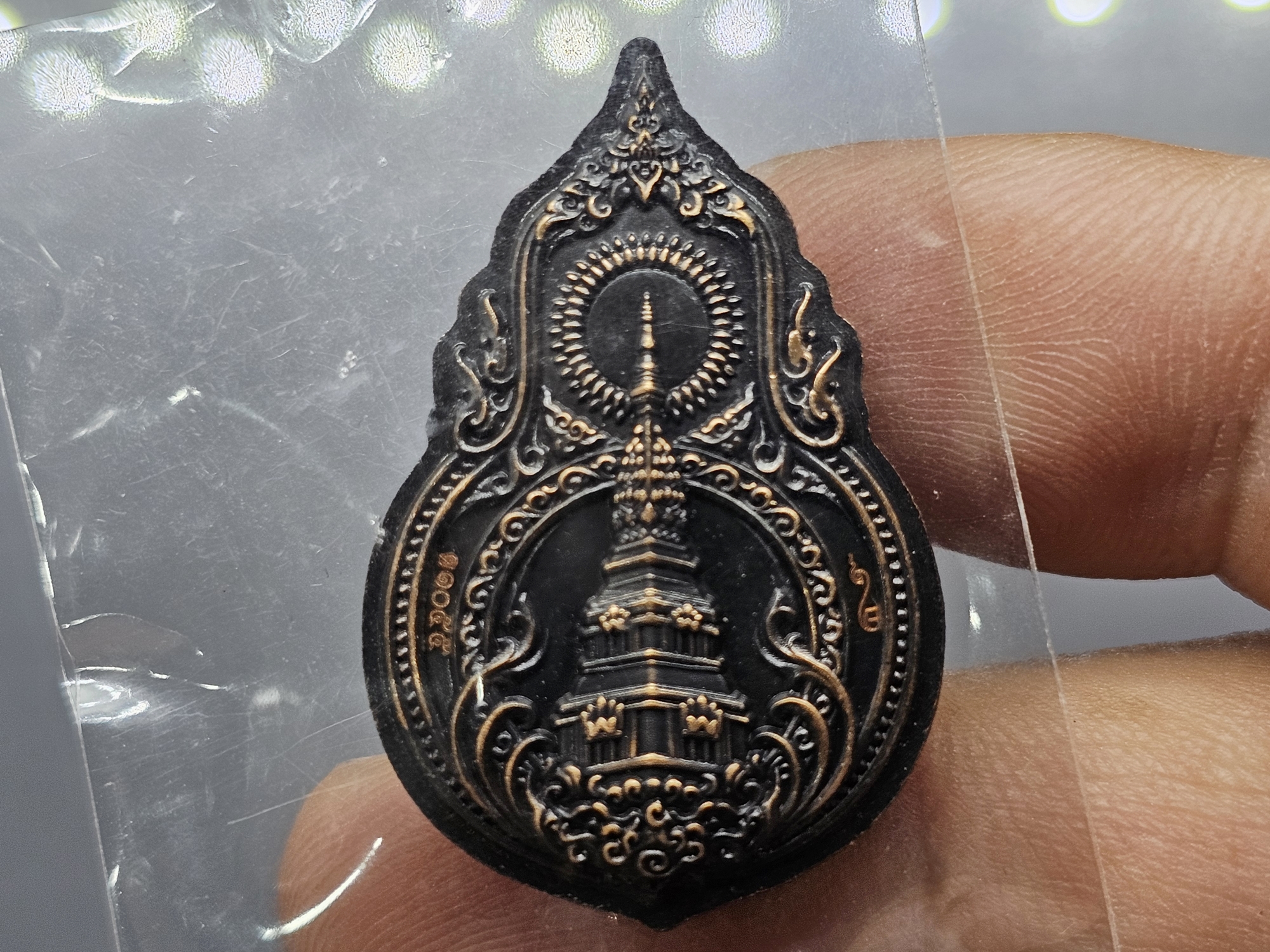 พระพุทธศรีมหาทรัพย์ เนื้อทองแดงรมดำซาติน ออกแบบและสร้างโดย อารย์ธีระวัฒน์ คะนะมะ (ศิลปินพระมหาชนก) พ.ศ.2561 พร้อมกล่องเดิม ใบเซอร์