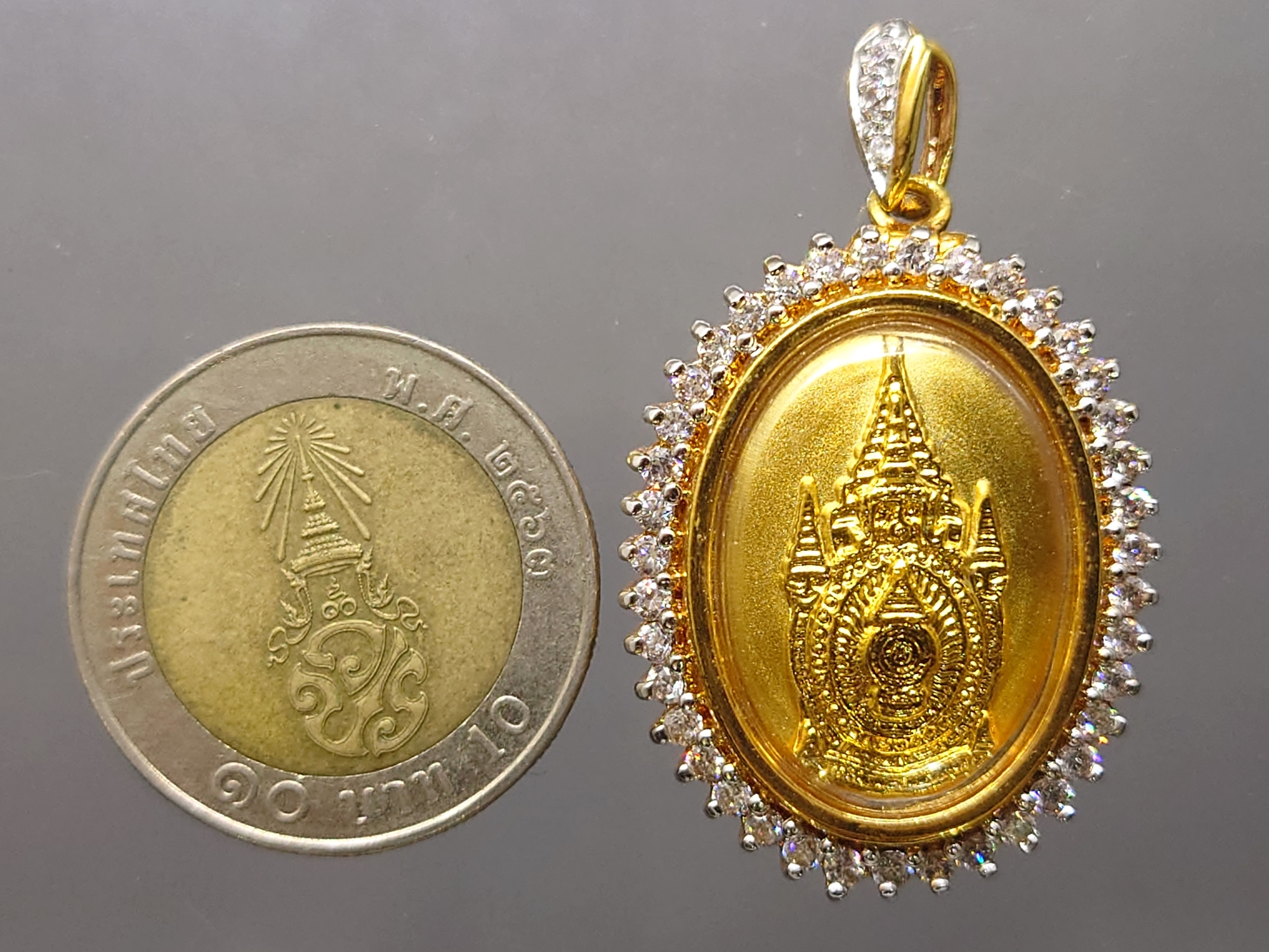 เข็มกลัด เข็มที่ระลึกตราสัญลักษณ์เฉลิมพระเกียรติในหลวงราชกาลที่ 9 รุ่นรู้รักสามัคคี พร้อมกล่องจัดทำขึ้นโดยเฉพาะ ปี2550