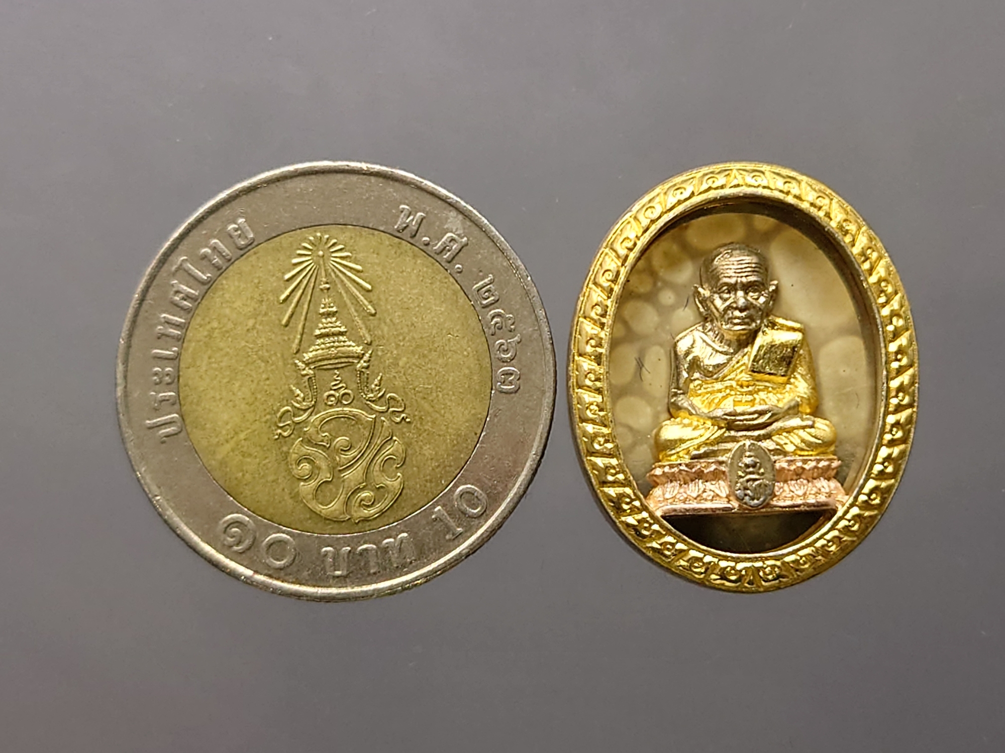หลวงปู่ทวด เนื้อเงิน สามกษัตริย์ พิมพ์รูปไข่ หลัง ม.ว.ก.ที่ระลึกเฉลิมพระเกียรติ 50 พรรษา พระบรมโอรสาธิราชๆ พุทธาภิเษก ณ วัดพระศรีๆ 2544 พร้อมกล่องเดิม