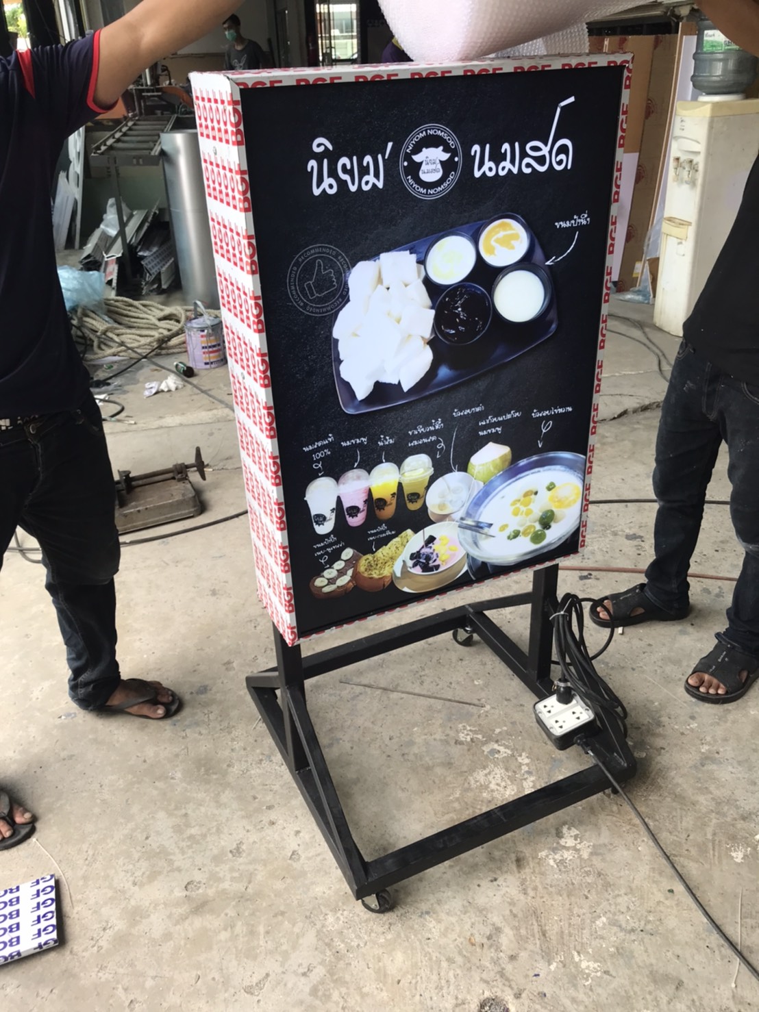 รับทำป้ายร้านคาเฟ่ ป้ายกล่องไฟล้อเลื่อน ป้ายนิยมนมสด