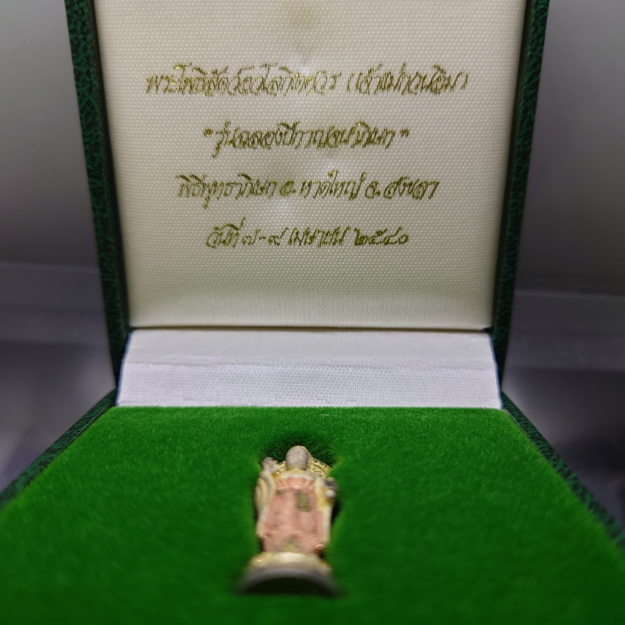พระโพธิสัตว์อวโลกิเตศวร เจ้าแม่กวนอิม เนื้อเงินสามกษัตริย์ รุ่นฉลองปีกาญจนาภิเษก พิธีพุทธาภิเษก อ.หาดใหญ่ จ.สงขลา ปี2540 พร้อมกล่องเดิม