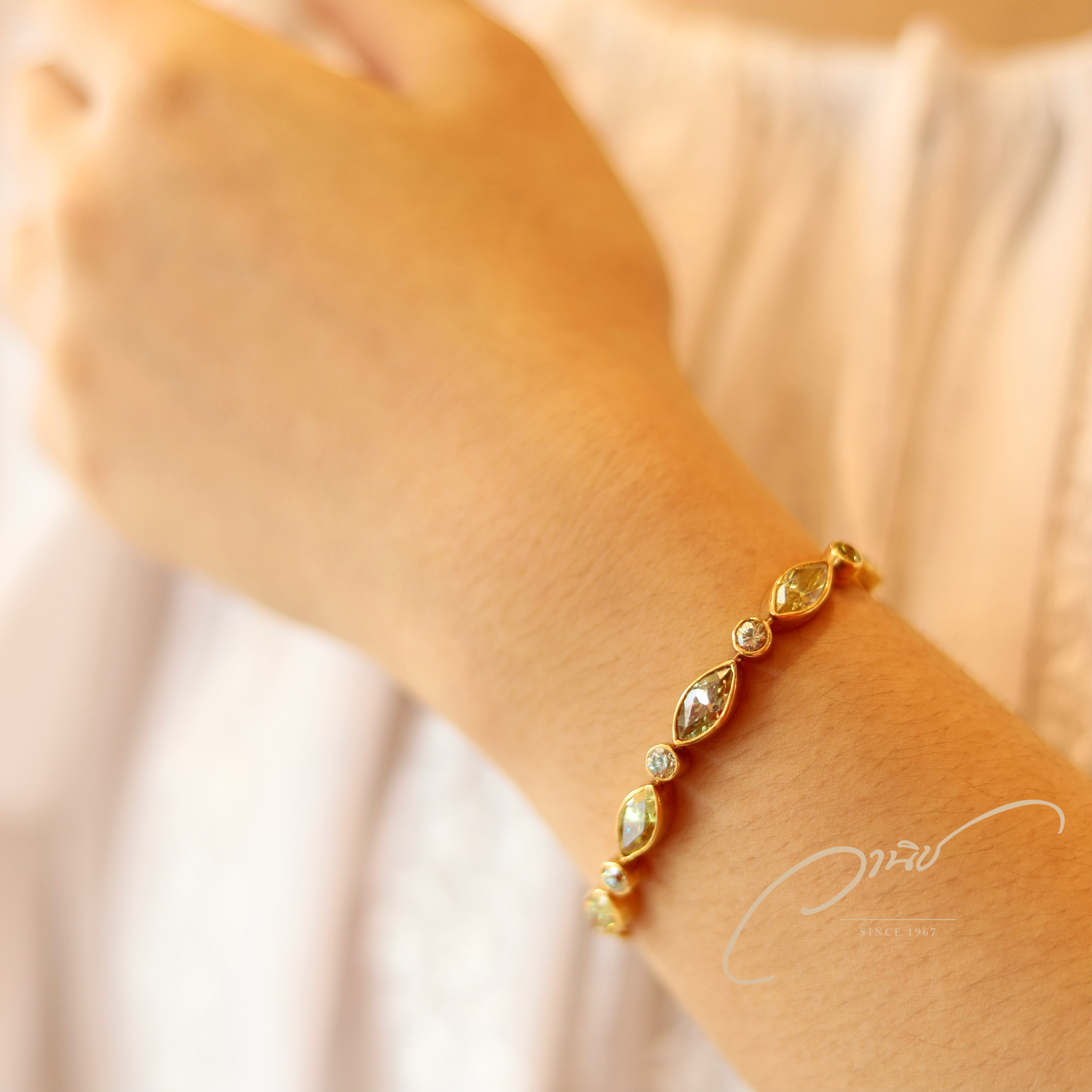 ✨สร้อยข้อมือทองคำ ฝังพลอยทรงรีสลับกลม✨