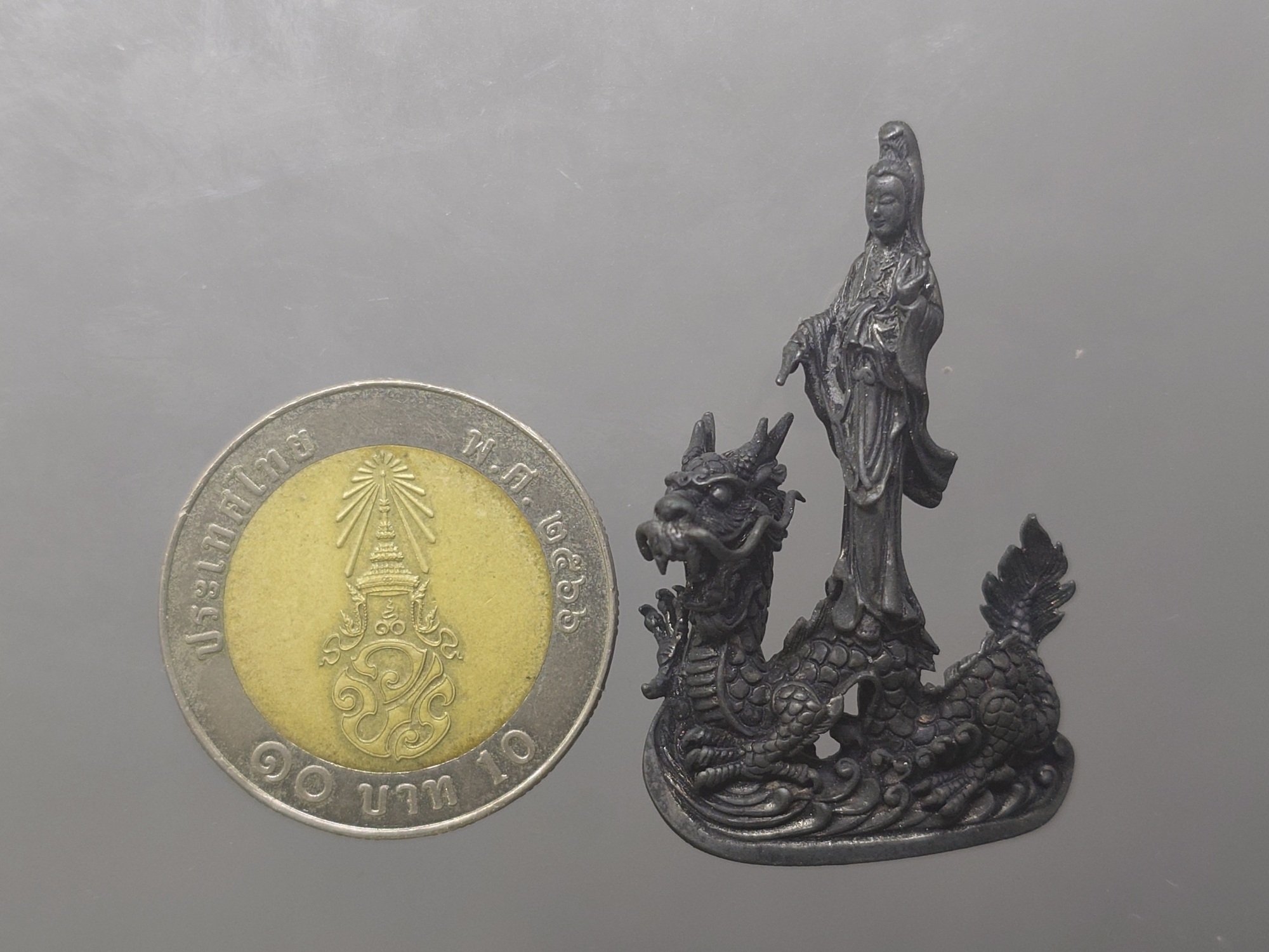 รูปหล่อลอยองค์ พระโพธิสัตว์กวนอิม ทรงประทับมังกร เนื้อนวะโลหะ พิมพ์ใหญ่ จ.ระนอง ปี2539 พร้อมกล่องเดิม นิยม หายาก