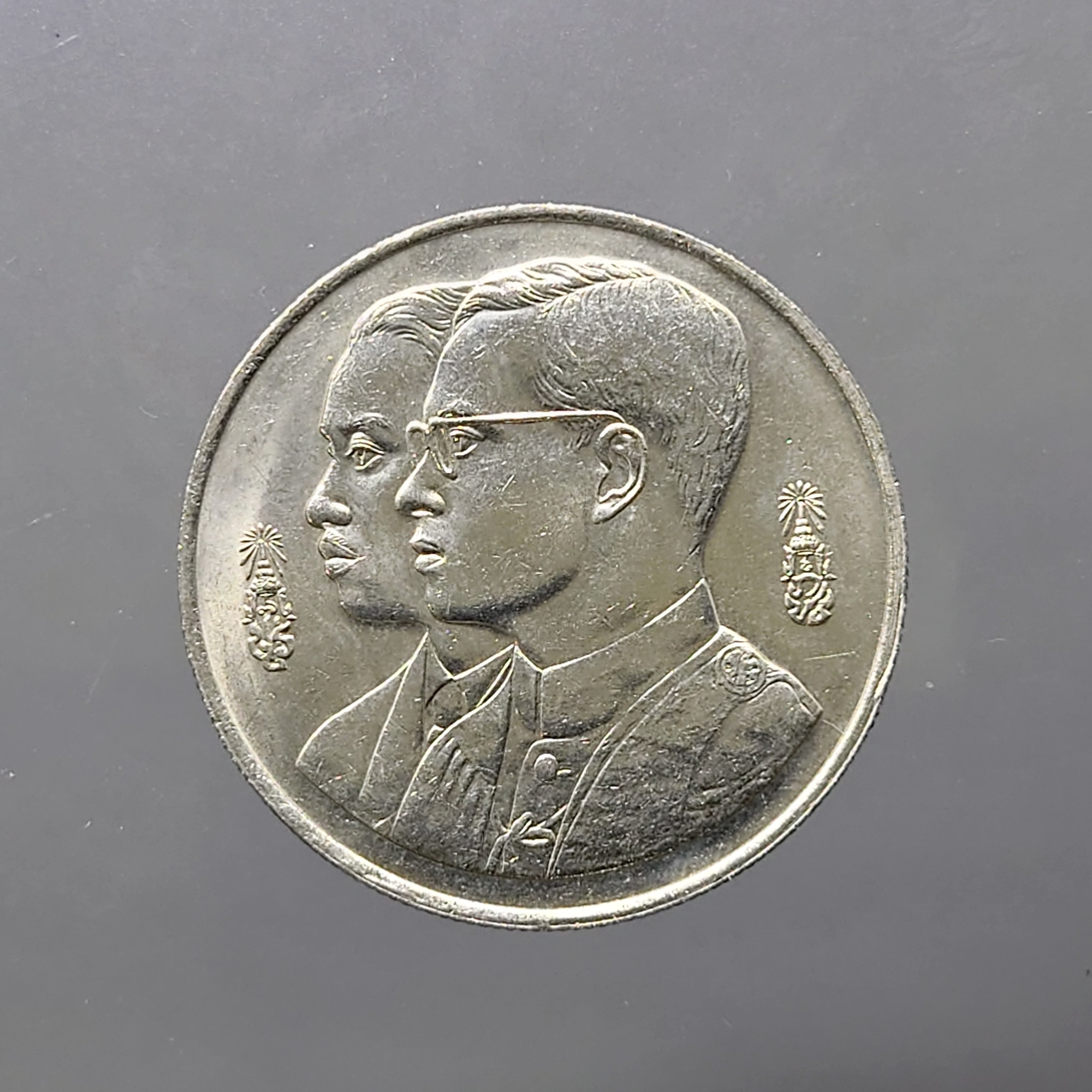 เหรียญ 10 บาท ที่ระลึกครบ 60 ปี มหาลัยธรรมศาสตร์ ปี 2537 ไม่ผ่านใช้งาน