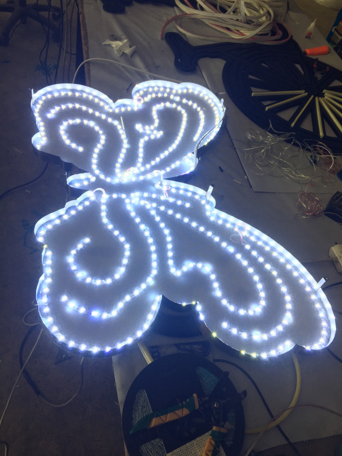 ป้ายสแตนเลสไฟออกหลัง งานผีเสื้อ THE YOUNG Skin&Plastic surgery center