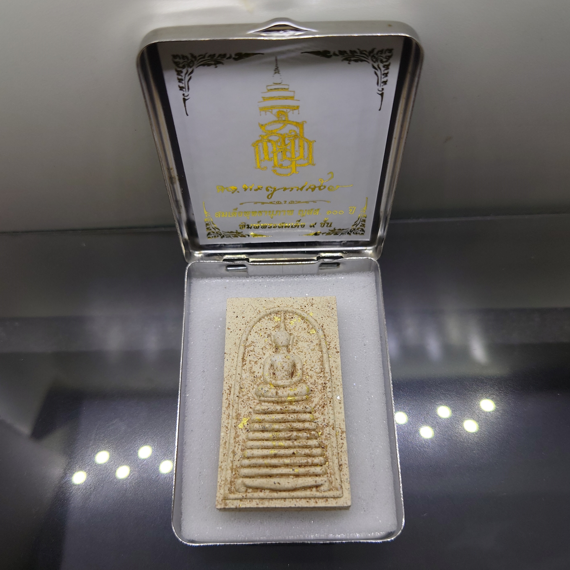 พระสมเด็จพุทธานุภาพ ญสส. 100 ปี (นำฤกษ์) พิมพ์พระสมเด็จ 9 ชั้น เนื้อผงพุทธคุณผสมผงเกสร หลังกระดุมเงิน วัดบวรนิเวศวิหาร ปี56 พร้อมกล่องสแตนเลส