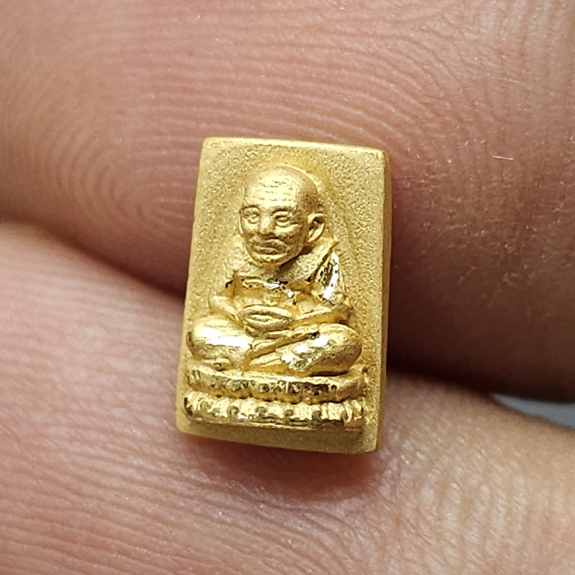 หลวงพ่อทวด เหยียบน้ำทะเลจืด เนื้อทองคำแท้ พิมพ์สี่เหลี่ยมสมเด็จเล็ก หลังพระคาถาหลวงพ่อทวด รุ่น 106 ปี อาจารย์ทิม พ.ศ.2561 พร้อมกล่องเดิม