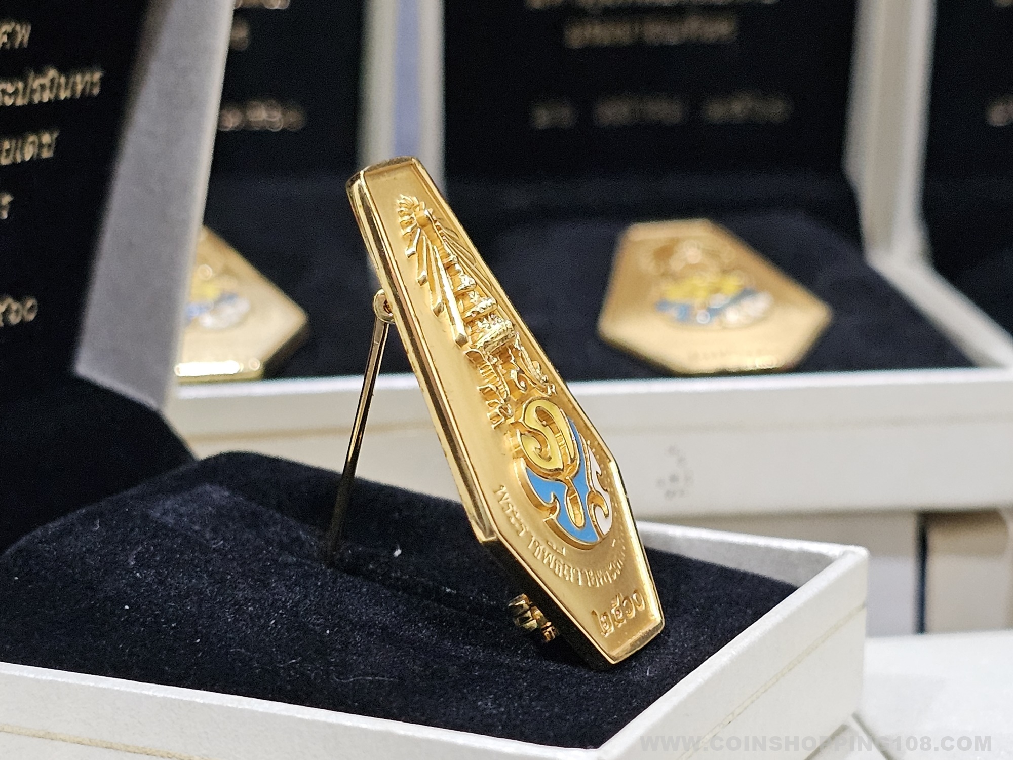 เข็มกลัด เข็มที่ระลึก พระราชพิธีถวายพระเพลิงพระบรมศพฯ ในหลวง รัชกาลที่9 ปี2560 พร้อมบรรจุกล่องเดิม รับประกันแท้