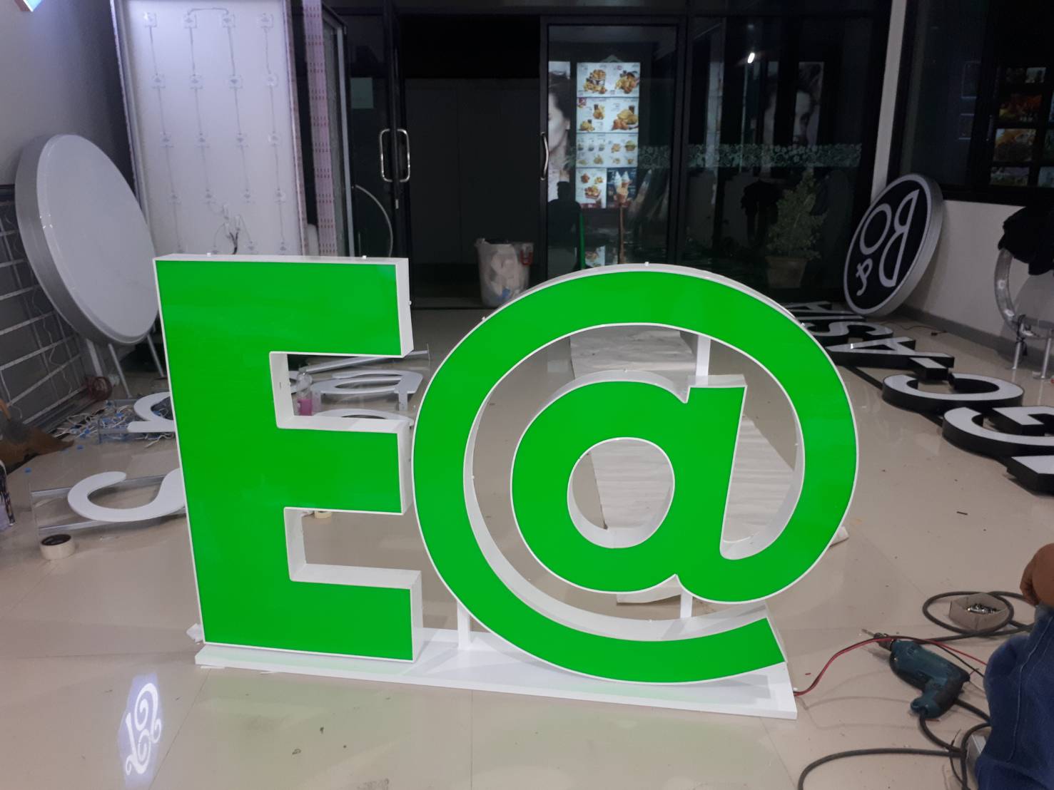 งานป้ายตัวอักษรออกไฟแอลอีดีสีเขียว งานE@