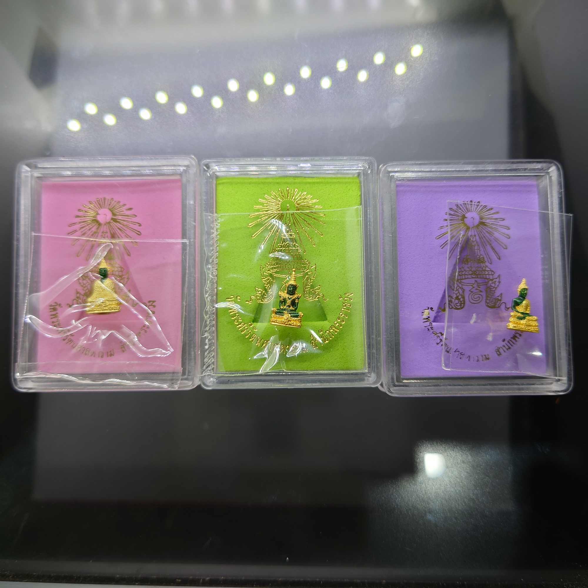 พระแก้วมรกต ชุด 3 ฤดู (พิมพ์เล็กขนาดสูง 18มิล) เนื้อโลหะเคลือบสีเขียว เครื่องทรงชุบทอง สำนักพระราชวัง สร้าง พุทธาภิเษก ณ วัดพระศรีรัตนศาสดาราม พ.ศ.2547 พร้อมตลับเดิม