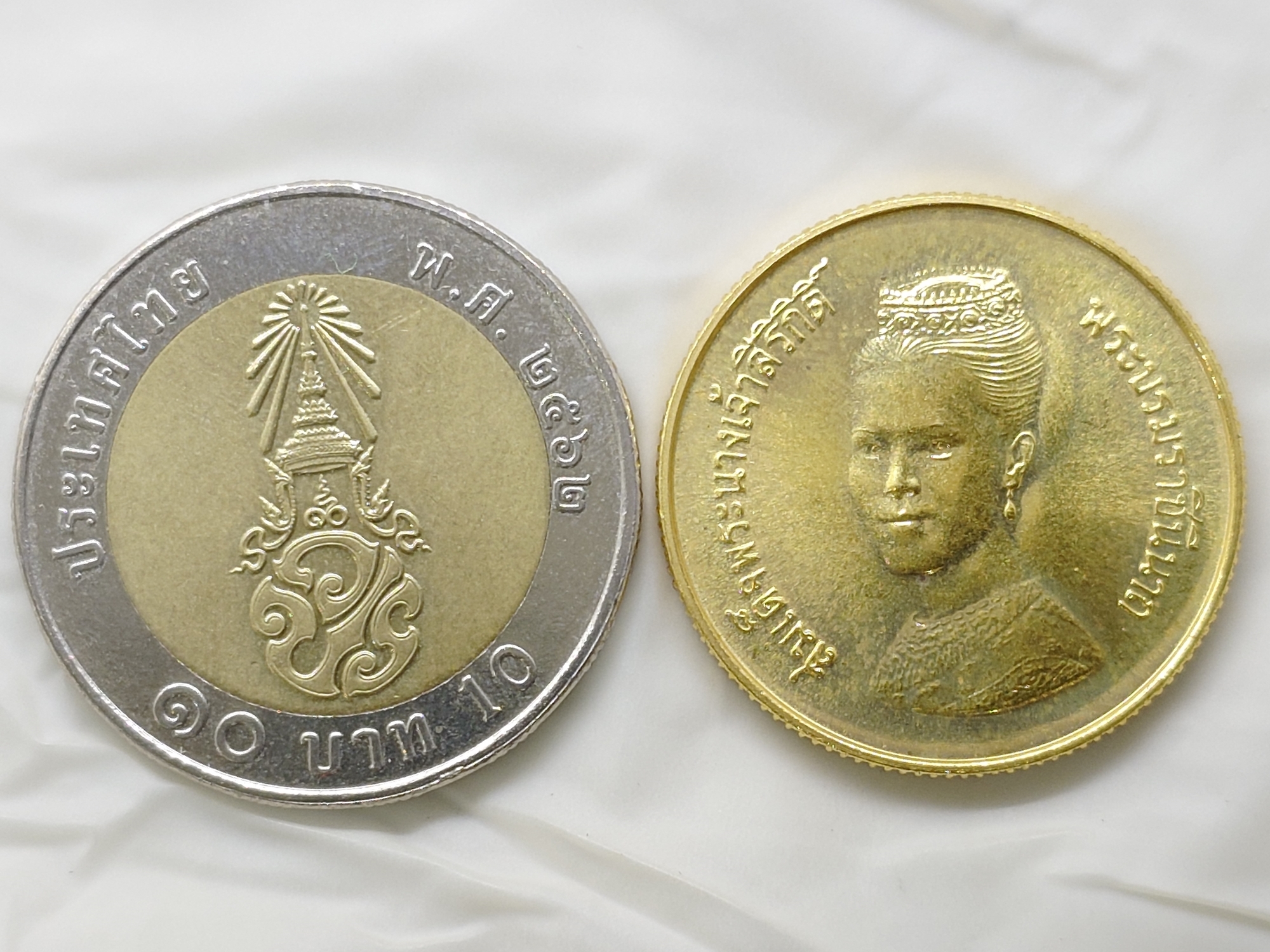 เหรียญทองคำ 9000 บาท (หนัก 12 กรัม) ที่ระลึกอัญเชิญพระฉายาสาทิสลักษณ์ ราชินี ลงบนเหรียญ CERES พ.ศ.2523 วาระนิยม