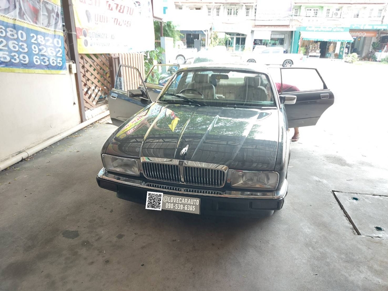 พรมปูพื้นรถยนต์ Jaguar Sovereign กระดุมเล็กสีครีม