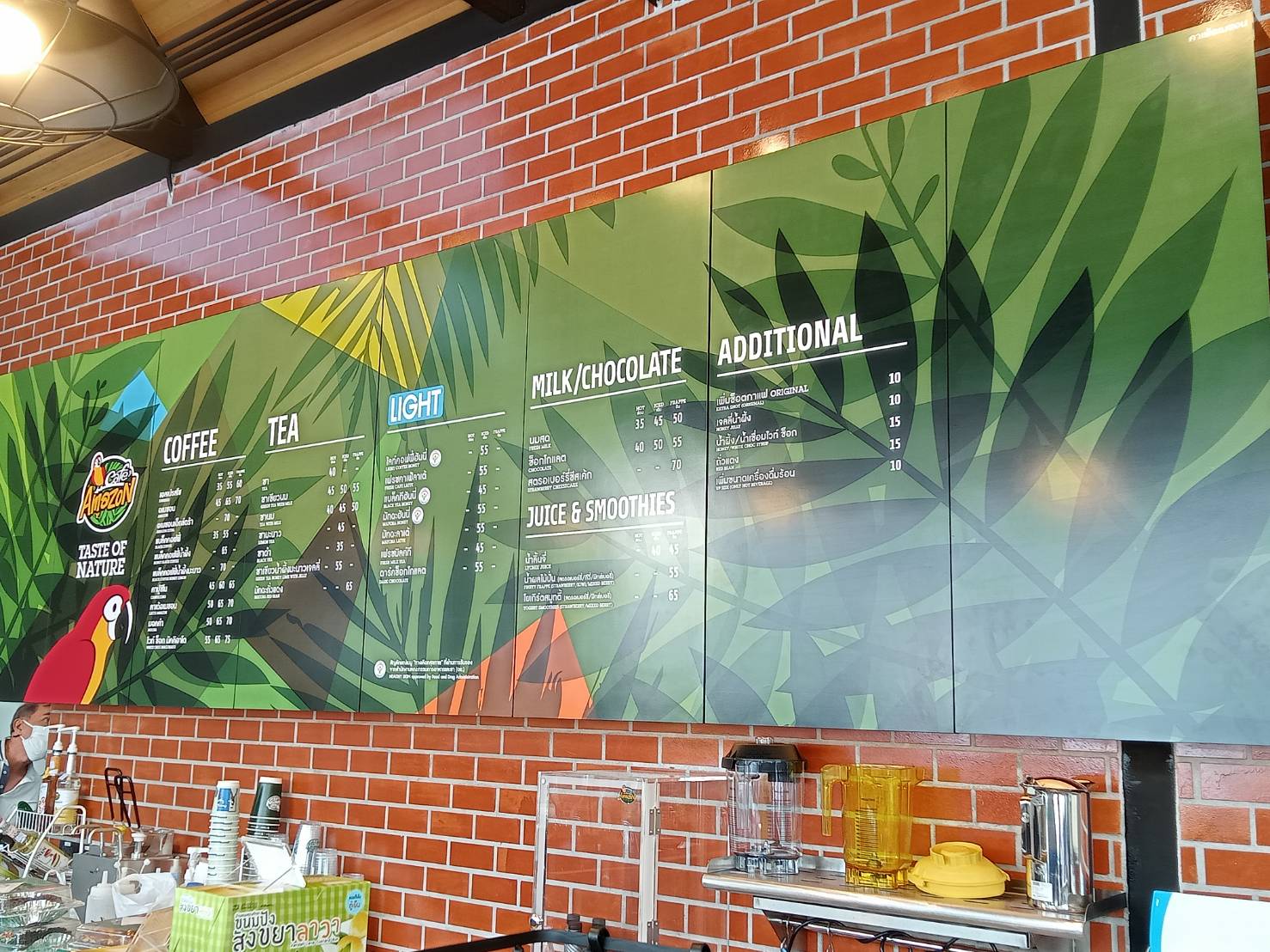 ป้ายสติกเกอร์อเมซอน ป้ายร้านกาแฟ พิมพ์สติกเกอร์ติดลงบนตู้เก็บของด้านหลังเชลฟ์ ร้านกาแฟอเมซอน