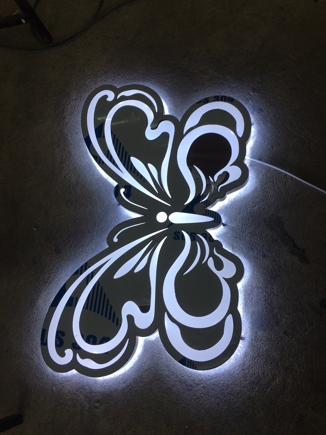 ป้ายสแตนเลสไฟออกหลัง งานผีเสื้อ THE YOUNG Skin&Plastic surgery center