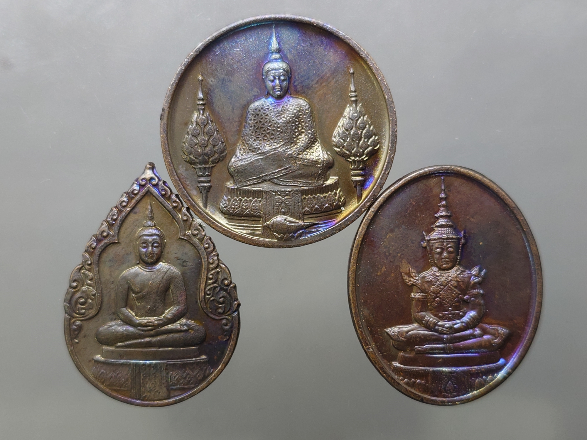 เหรียญพระแก้วมรกต ภปร รุ่นสอง ชุด 3 ฤดู เนื้อทองแดงรมดำ ฉลองกรุงรัตนโกสินทร์ 200 ปี พ.ศ.2525 พร้อมตลับ