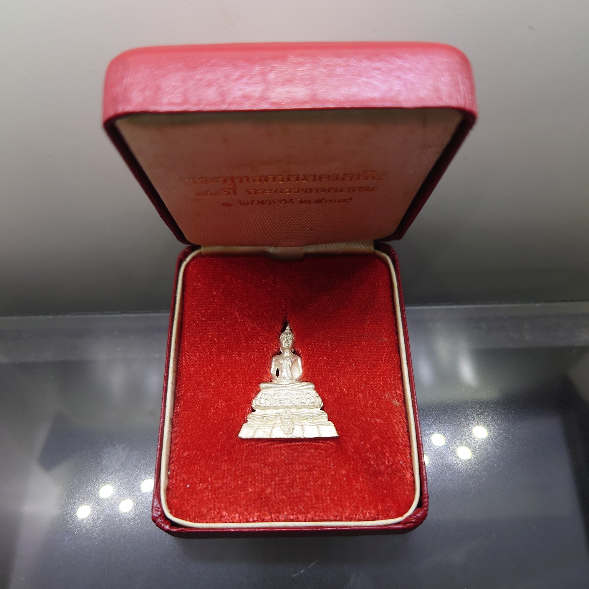 พระพุทธคมนาคมบพิธ ลอยองค์ เนื้อเงิน ที่ระลึก 84 ปี กระทรวงคมนาคม พ.ศ.2539 พร้อมกล่องเดิม