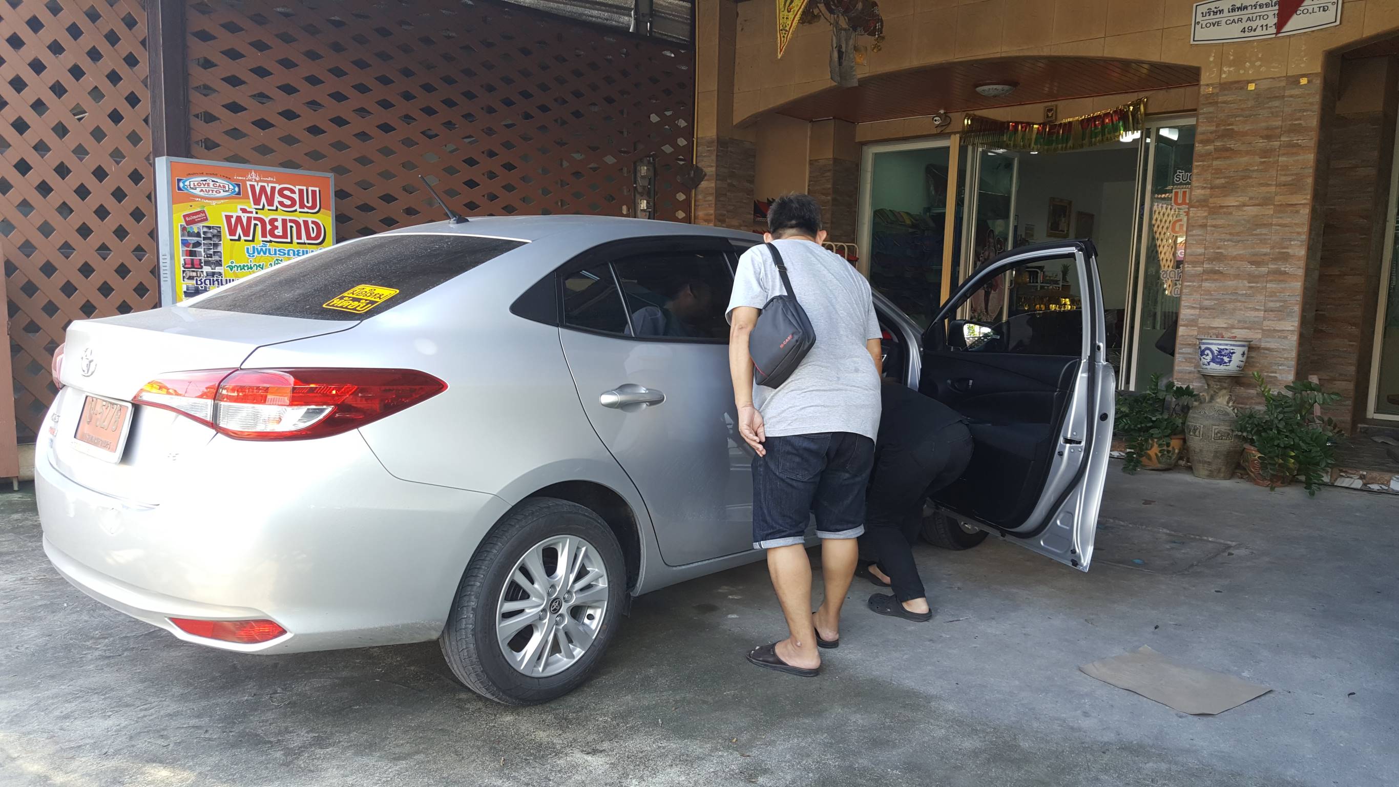 พรม 6D TOYOTA YARIS ATIV สีดำขอบแดง