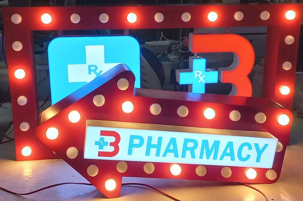 ป้ายไฟปิงปอง “B PHARMACY” | ป้ายร้านขายยาแนวเรโทรสุดชัดเจน พร้อมลูกศรชี้ทิศ และไฟหัวกระสุนสว่างโดดเด่น