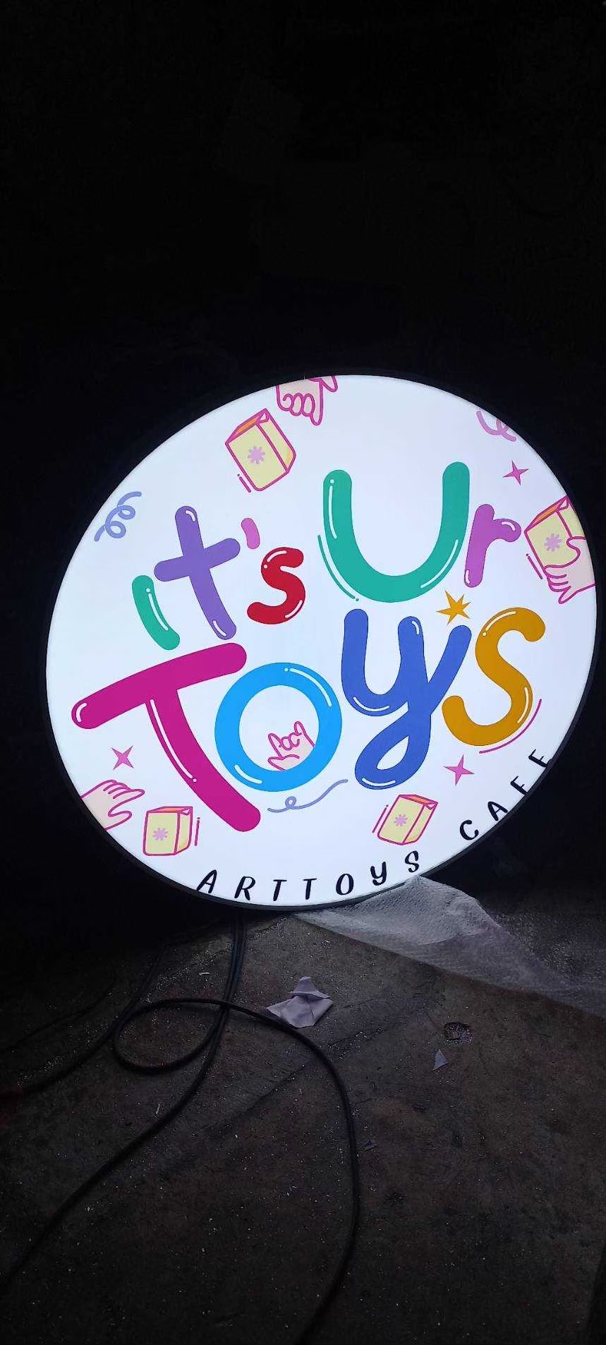 ป้ายตู้ไฟวงกลม ป้ายกล่องไฟวงกลม ป้ายหน้าร้าน it's Ur Toys ARTTOYS CAFE