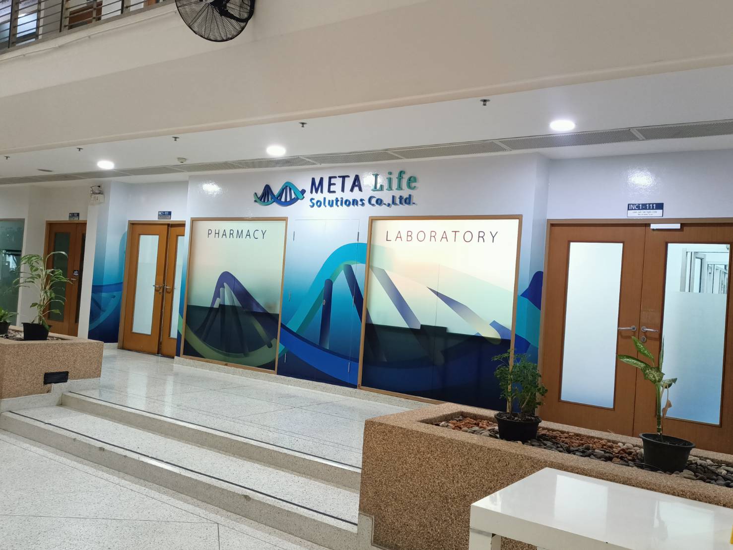 ป้ายอักษรโลหะทำสีติดสติกเกอร์ งานMETA LIFE