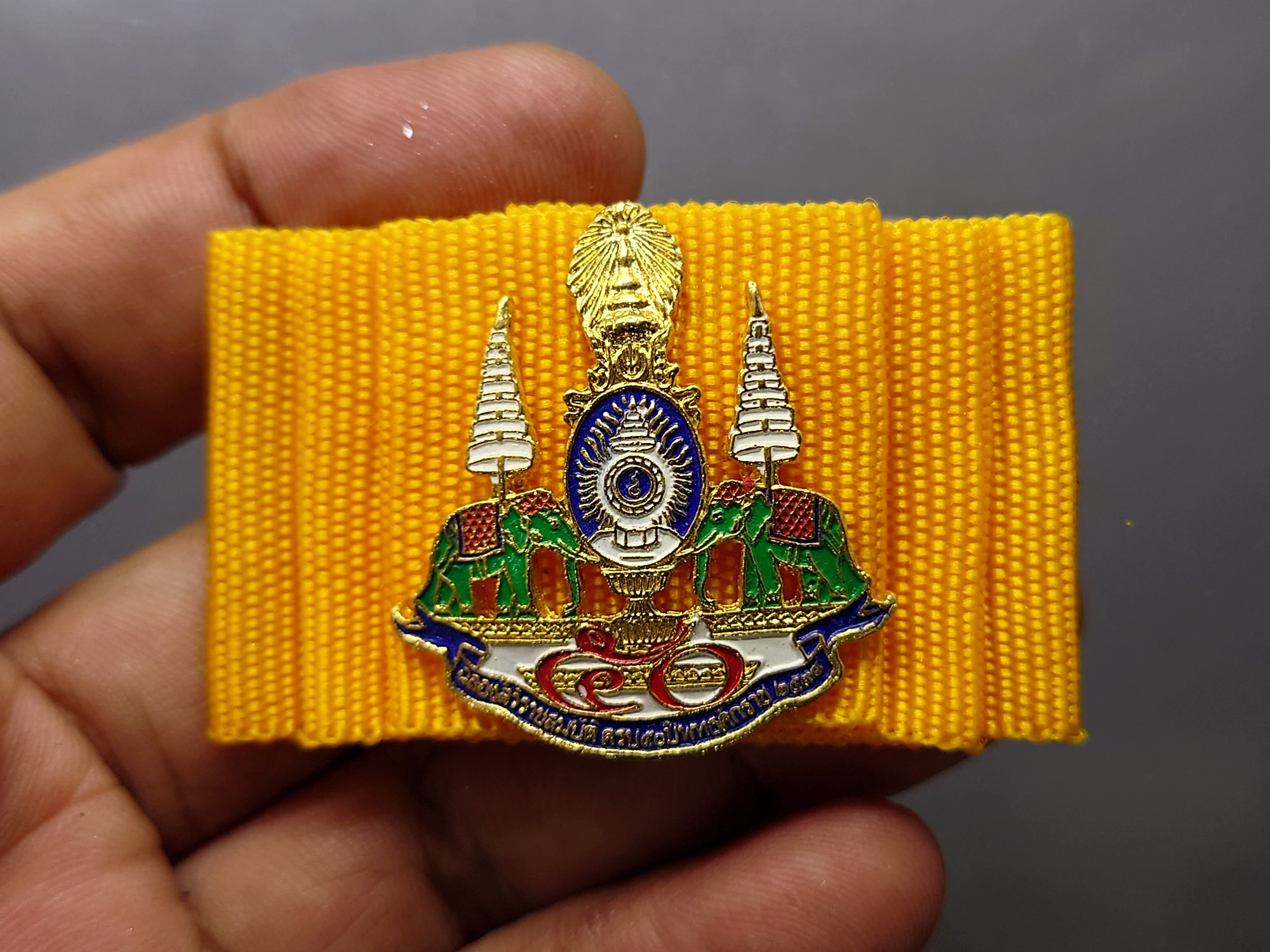 เข็มกาญจนาภิเษกบนผ้าแพรสีเหลือง จัดสร้างในวโรกาส 75 พรรษา รัชกาลที่9 ปี2545 พร้อมตลับเดิม ประกันแท้