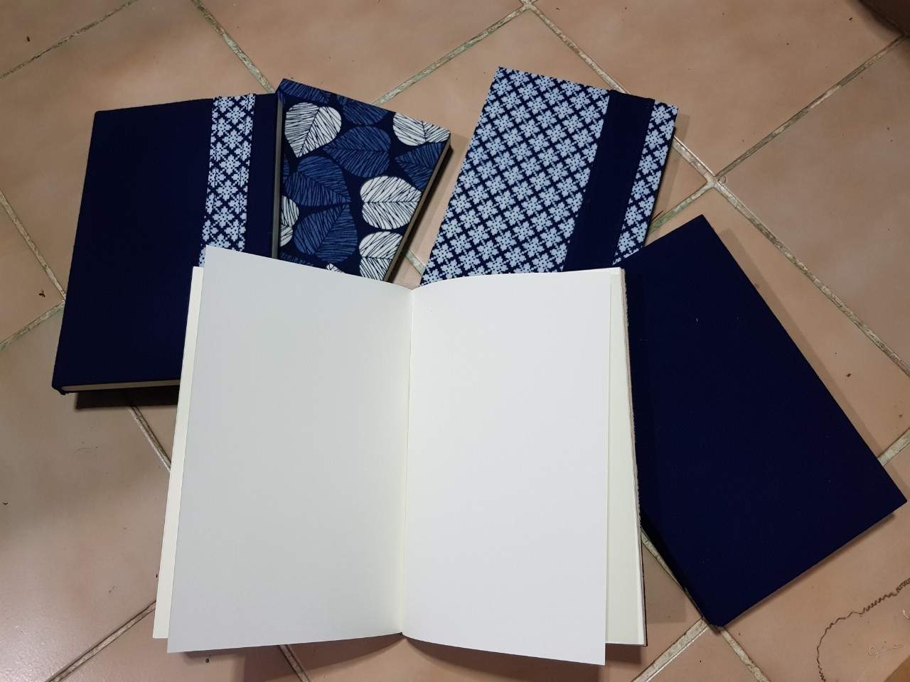 สมุดโน๊ตต้าวหมี ลายใบสักคาดห้อม