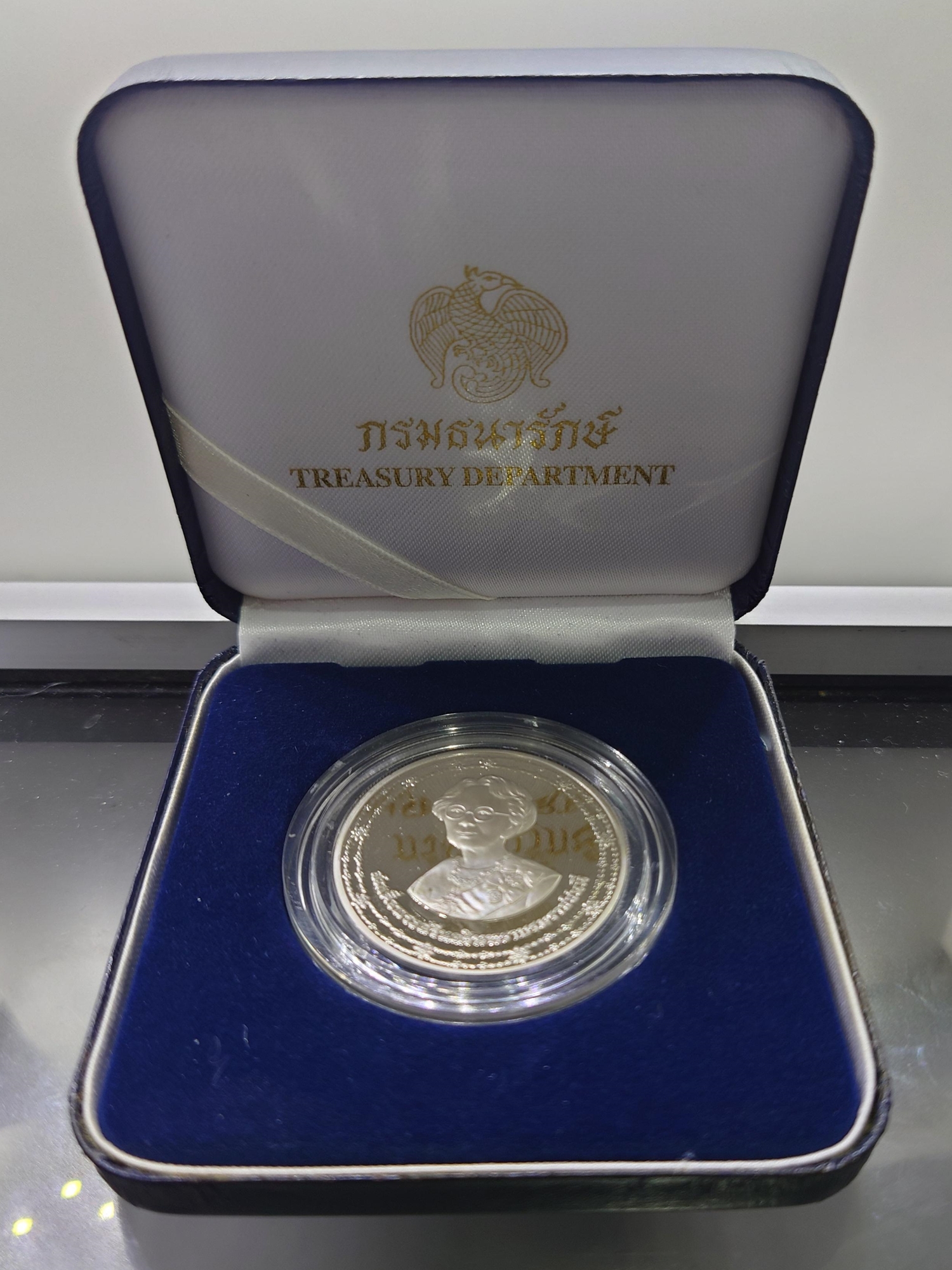 เหรียญ 600 บาท เงินขัดเงา ที่ระลึก 90 พรรษา สมเด็จพระศรีนครินทราบรมราชชนนี 2533 พร้อมกล่องหนัง สภาพสวย