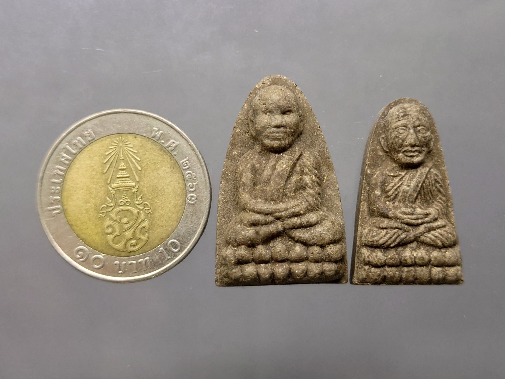 หลวงปู่ทวด วัดช้างให้ เนื้อผงว่าน หลังตราสัญลักษณ์ มวก. รุ่นประวัติศาสตร์เฉลิมพระเกียรติ พุทธาภิเษก ณ วัดพระศรีๆ ปี2544 พร้อมกล่องเดิม