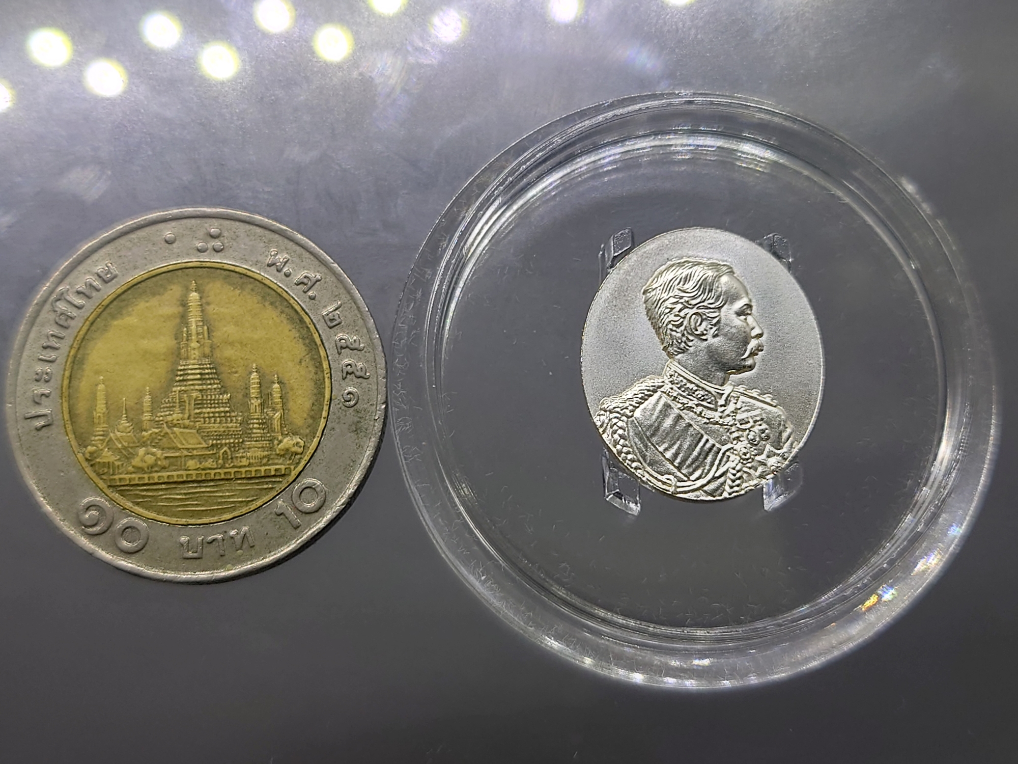 เหรียญเฉลิมพระเกียรติ พระราชสมภพครบ 150 ปี รัชกาลที่5 เนื้อเงินพ่นทราย สาธิตจุฬาฯ สร้าง พิมพ์เล็ก พ.ศ.2546 พร้อมกล่องเดิม ใบเซอร์