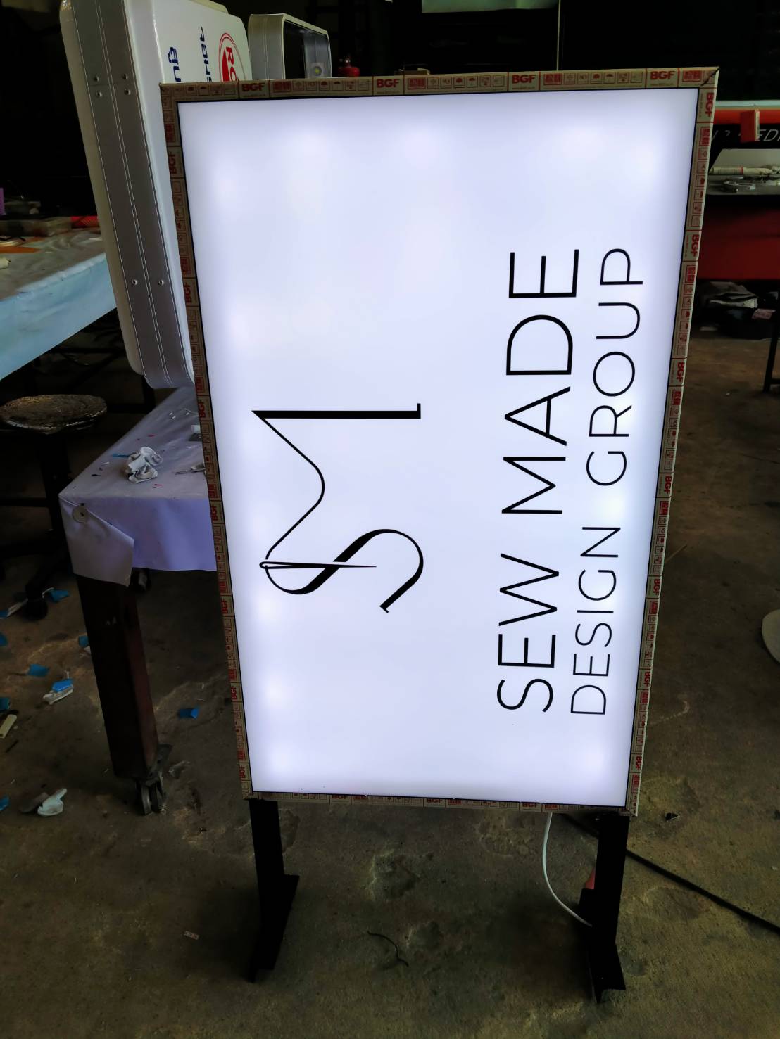 ป้ายกล่องไฟแอลอีดีขอบอลูมิเนียมทำสีดำ งานSEW MADE DESIGN GROUP