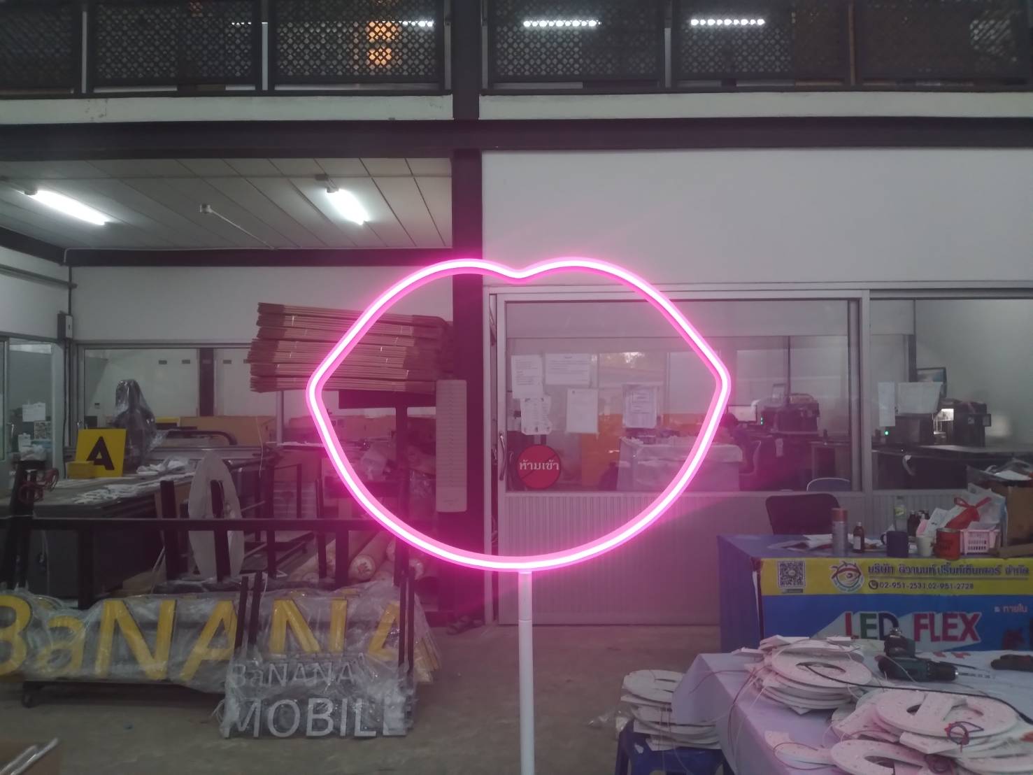 ป้ายไฟนีออนดัดแอลอีดีให้ถ่ายรูป งานรูปลิป พร้อมขาตั้ง