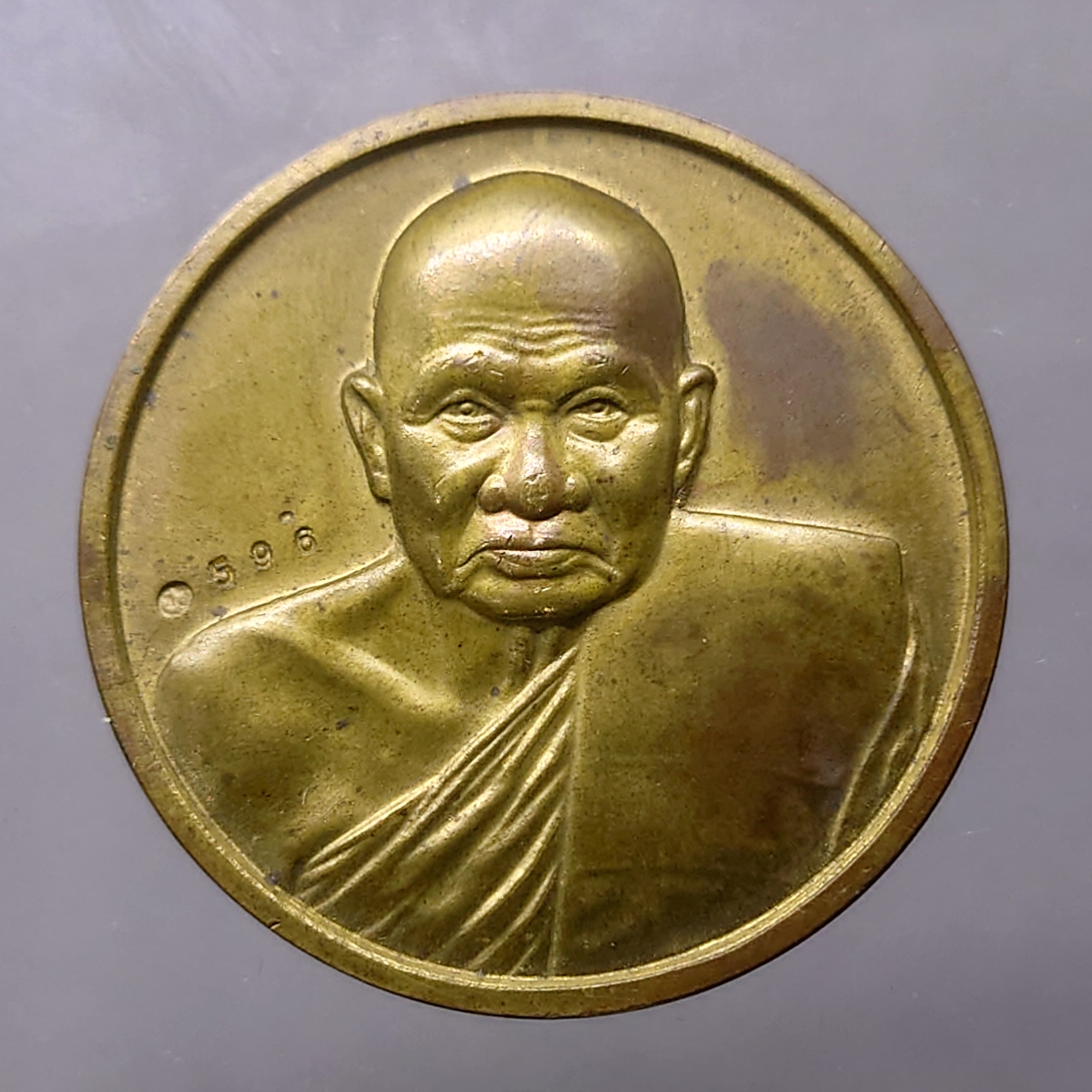 เหรียญบาตรน้ำมนต์ หลวงปู่ทิม วัดพระขาว ปี2538 เนื้อทองฝาบาตร ขนาด 4 ซม.