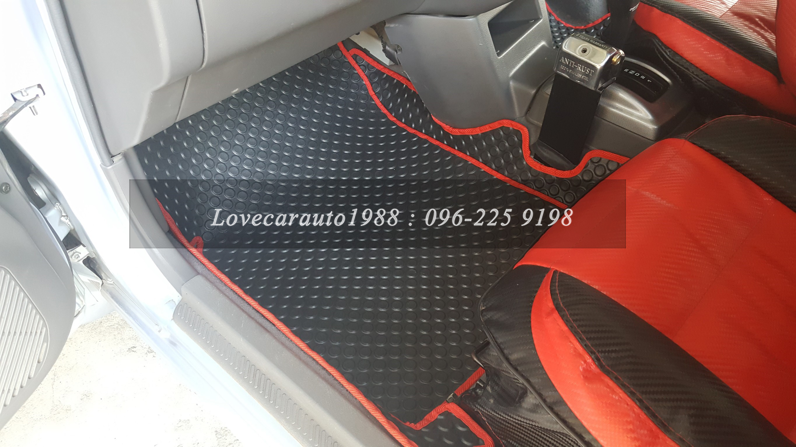 ยางปูรถยนต์ NISSAN NV กระดุมดำขอบแดง