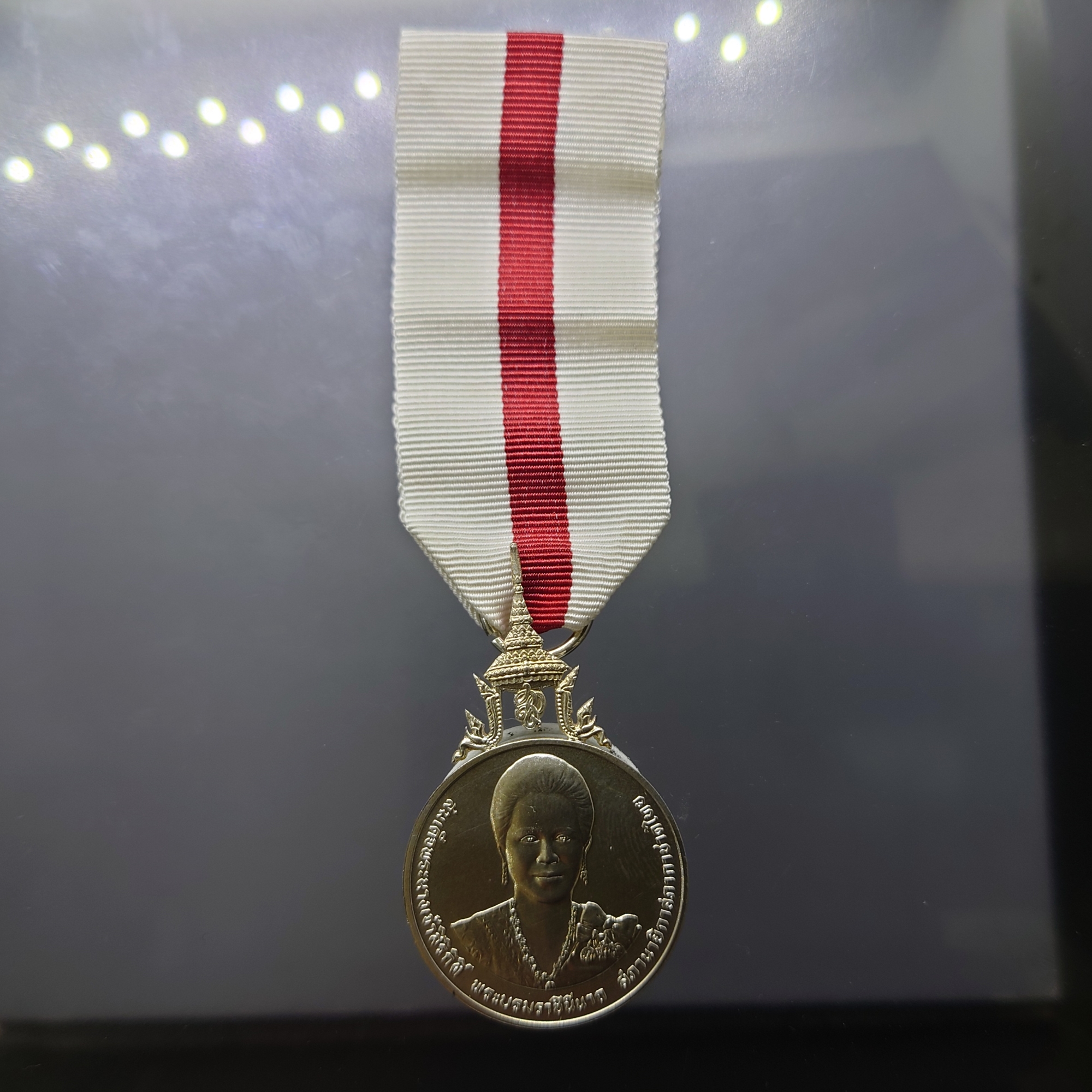 เหรียญเงินประดับแพรแถบ กาชาดสดุดีพระบรมราชินีนาถ สภานายิกาสภากาชาดไทย แบบชาย