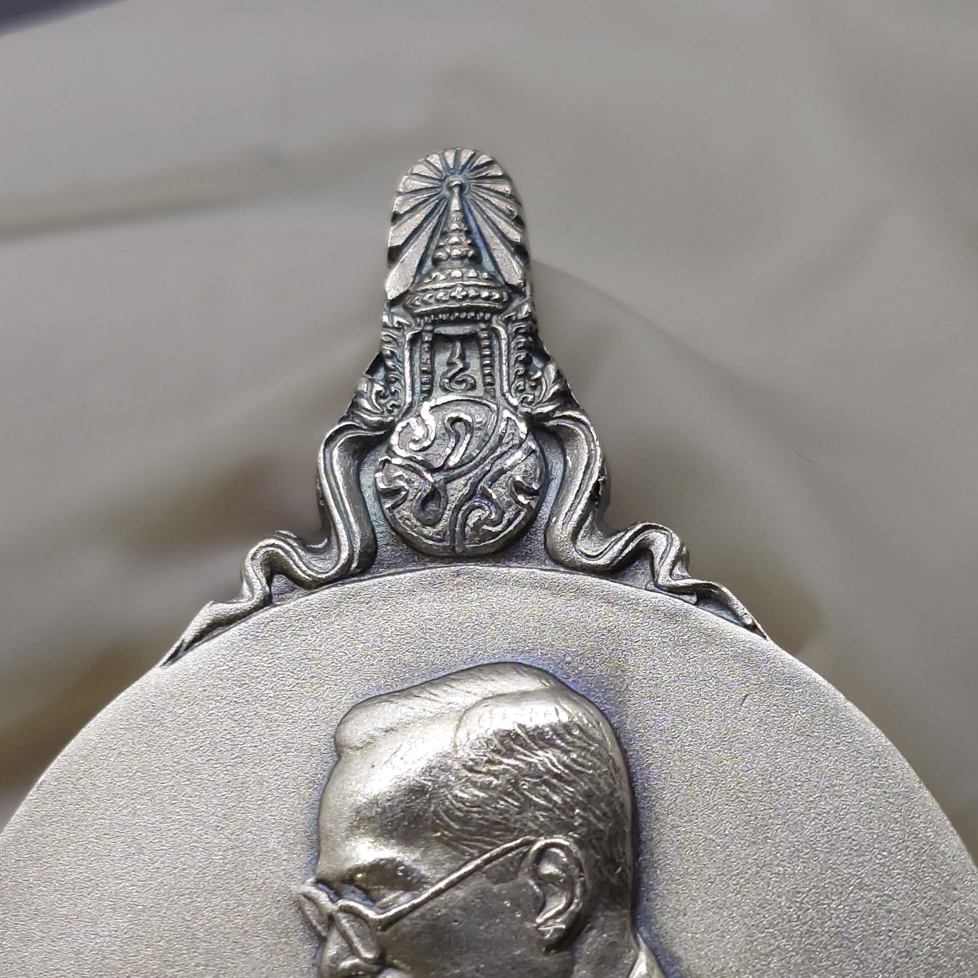 เหรียญพระมหาชนก เนื้อเงิน พิมพ์ใหญ่ บล็อก ป ขาด ปี2539 พร้อมหนังสือพระราชนิพนธ์ และกล่องเดิม อุปกรณ์ครบ