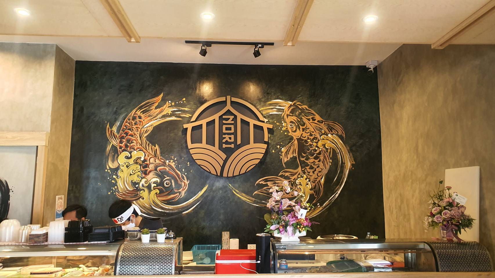 ป้ายอะคริลิคฉะลุแปะด้วยสแตนเลสทอง งานNORI