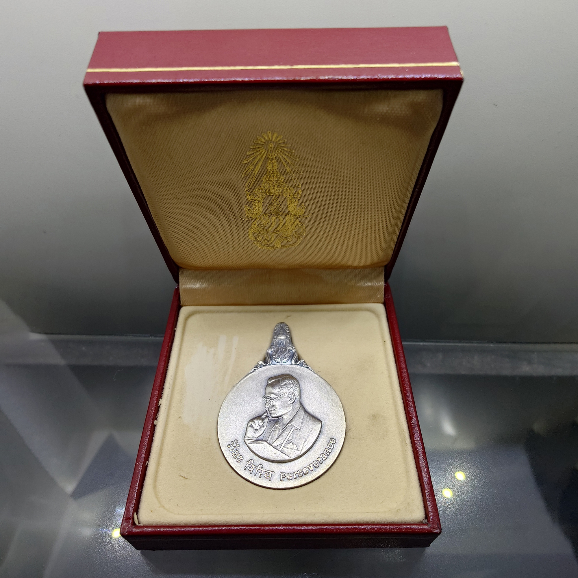 เหรียญพระมหาชนก เนื้อเงิน พิมพ์ใหญ่ บล็อก ป ขาด ปี2539 พร้อมหนังสือพระราชนิพนธ์ และกล่องนอก อุปกรณ์ครบ