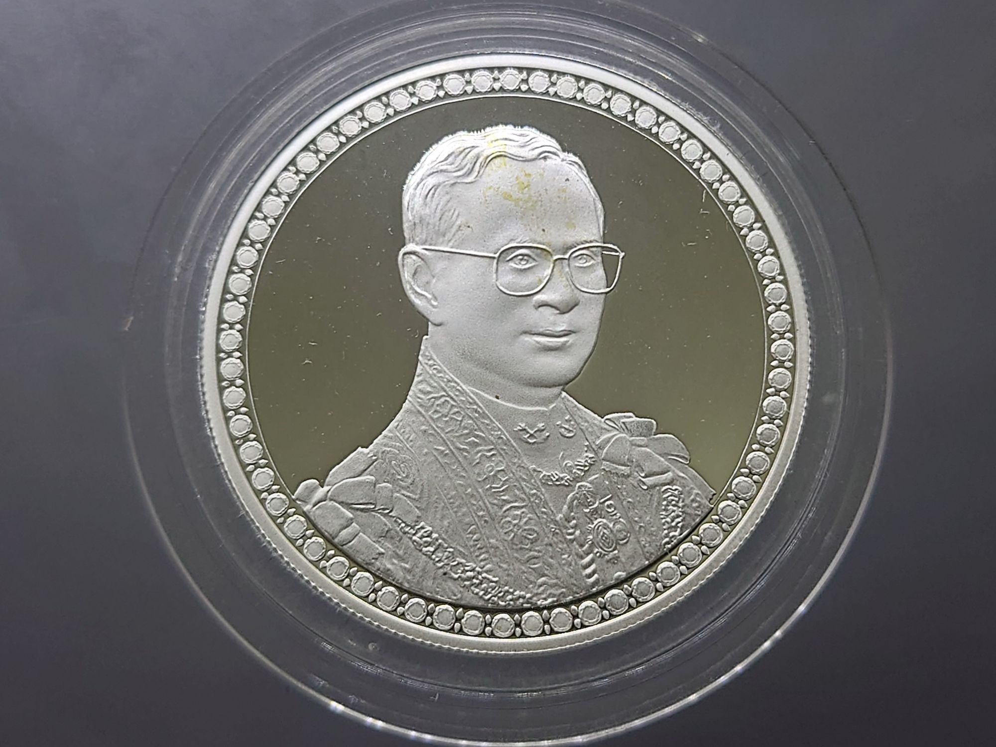 เหรียญเงินขัดเงา-โฮโลแกรม ฉลองสิริราชสมบัติครบ 60 ปี พร้อมกล่องไม้ และใบเซอร์ 2549