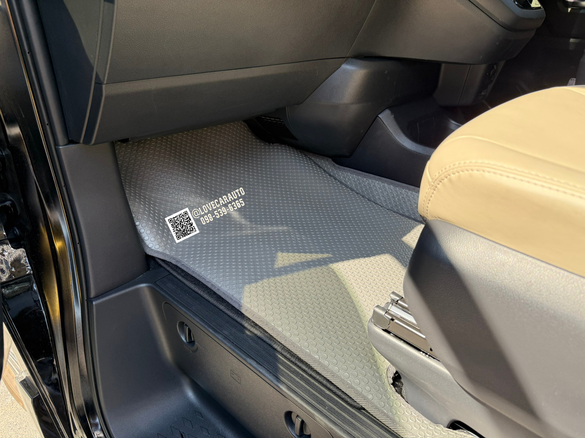 พรมปูพื้นรถตู้ toyota majesty กระดุมเล็กสีเทา